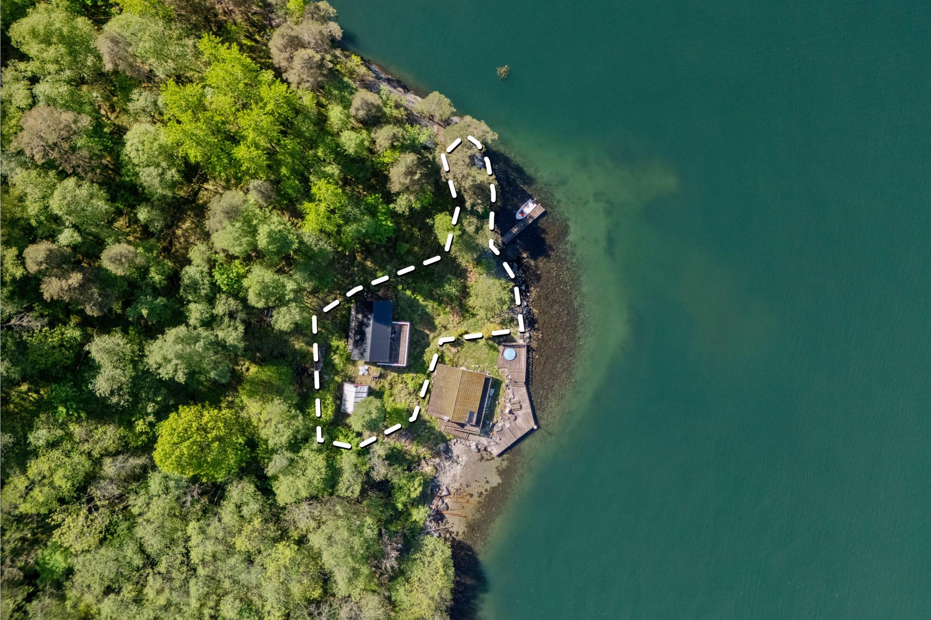 En sjelden mulighet til å sikre seg en fritidseiendom med egen strandlinje og brygge. Eiendommen selges fullt møblert og med båt.. Bilde nummer 2 av 3