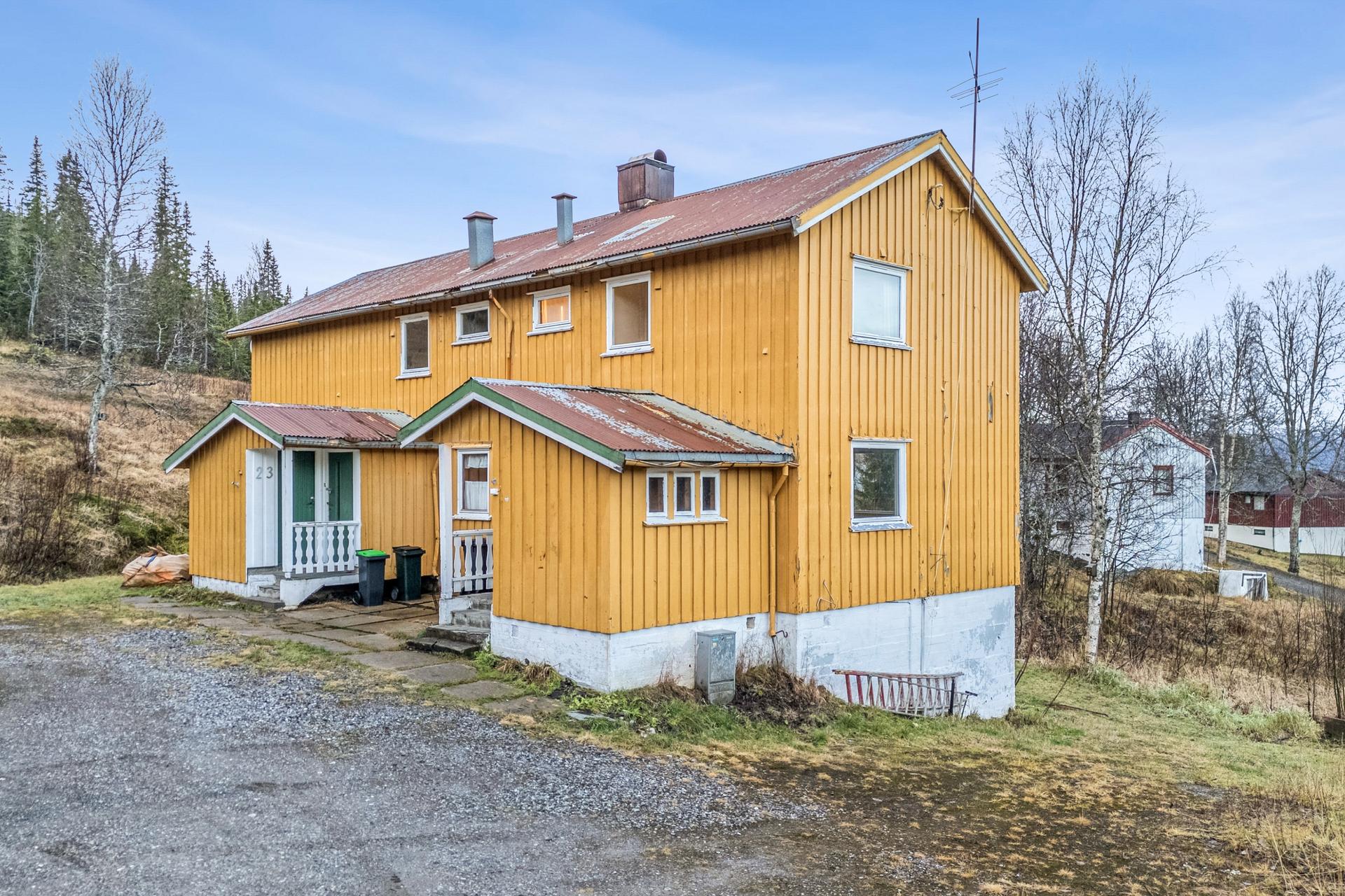 Halvpart av vertikaldelt tomannsbolig i flotte omgivelser| 3 soverom| Betydelig oppgradert innvendig i 2022.. Bilde nummer 2 av 3