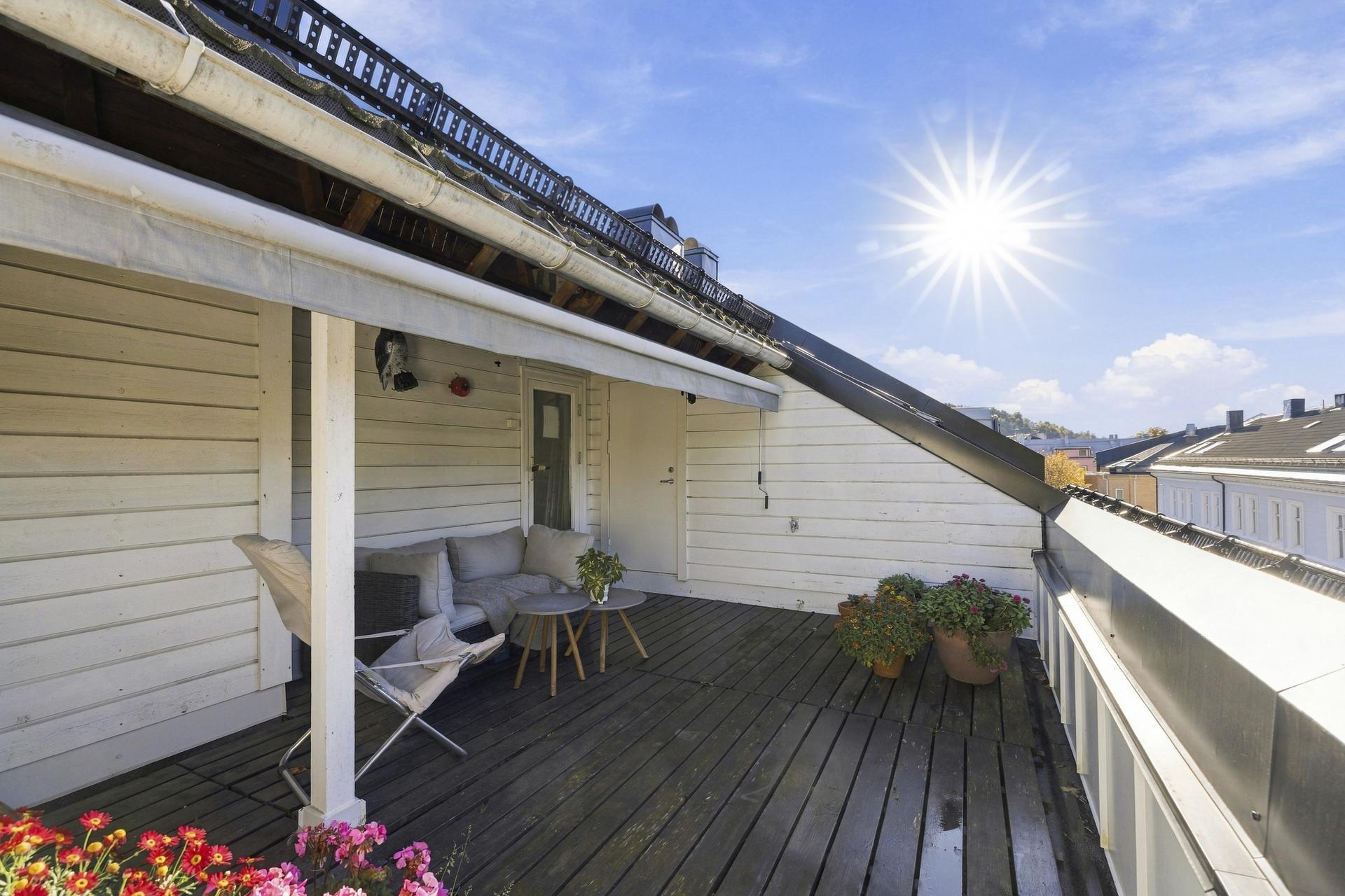 Beboerne har tilgang til felles takterrasse med sitteplasser og vidstrakt utsyn. Bilde nummer 3 av 3
