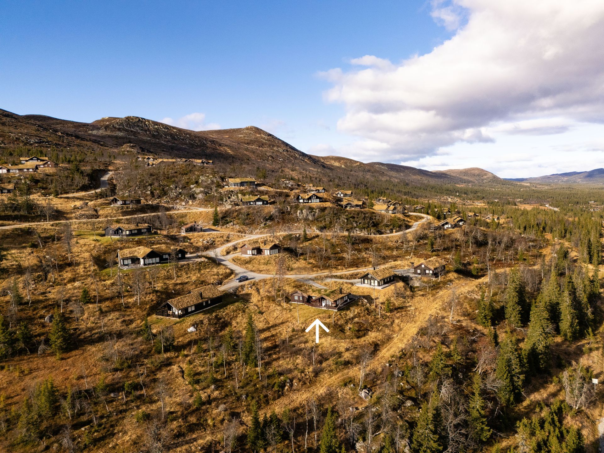 Feltet har høy standard med helårsvei, strøm, vann/avløp og enkel adkomst fra fylkesvegen. Umiddelbar nærhet til skiløyper som strekker seg til Haglebu - Tempelseter - Norefjell.. Bilde nummer 2 av 3