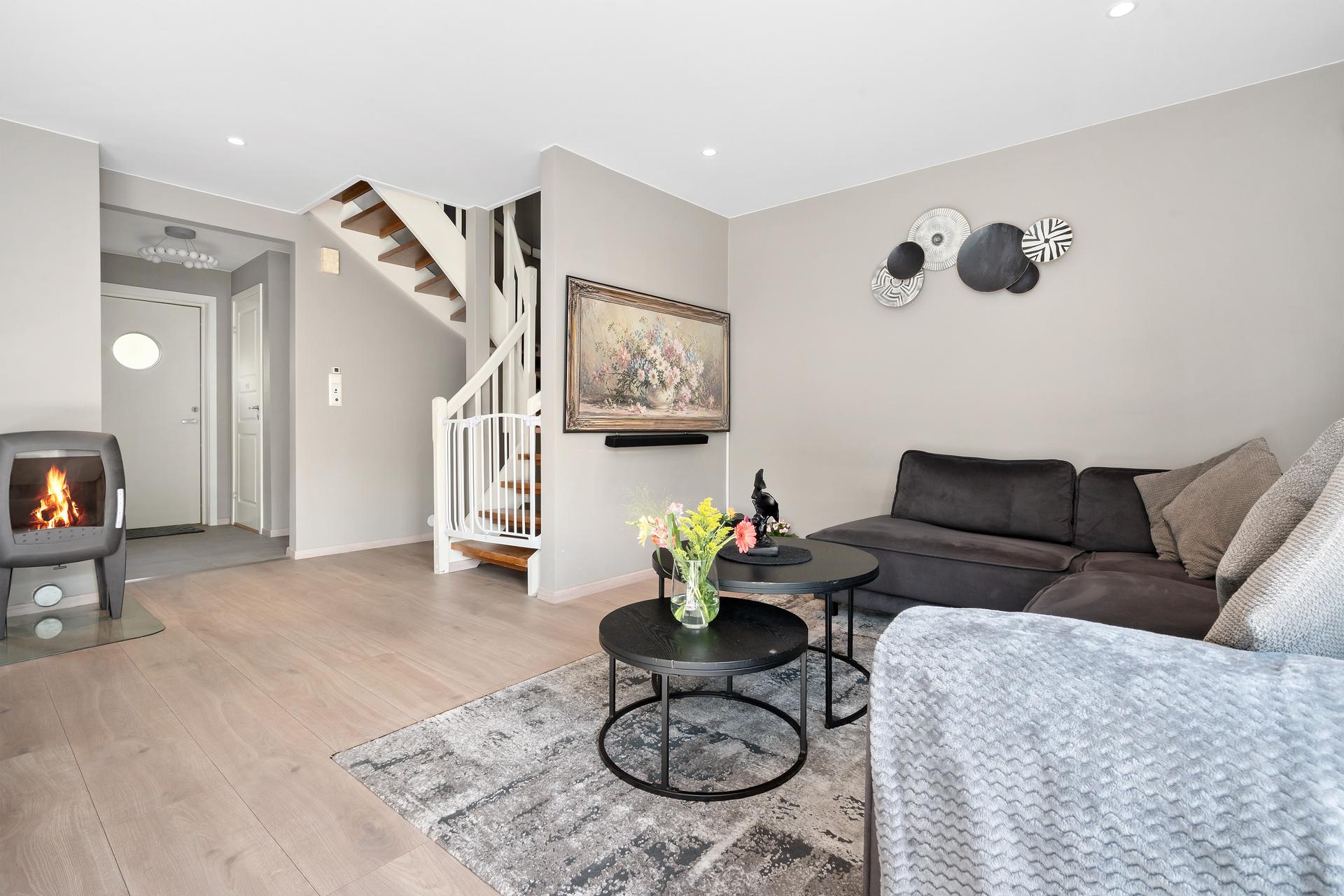 Stuen har downlights i himlingen montert i 2019 og god plass til sofagruppe.. Bilde nummer 2 av 3