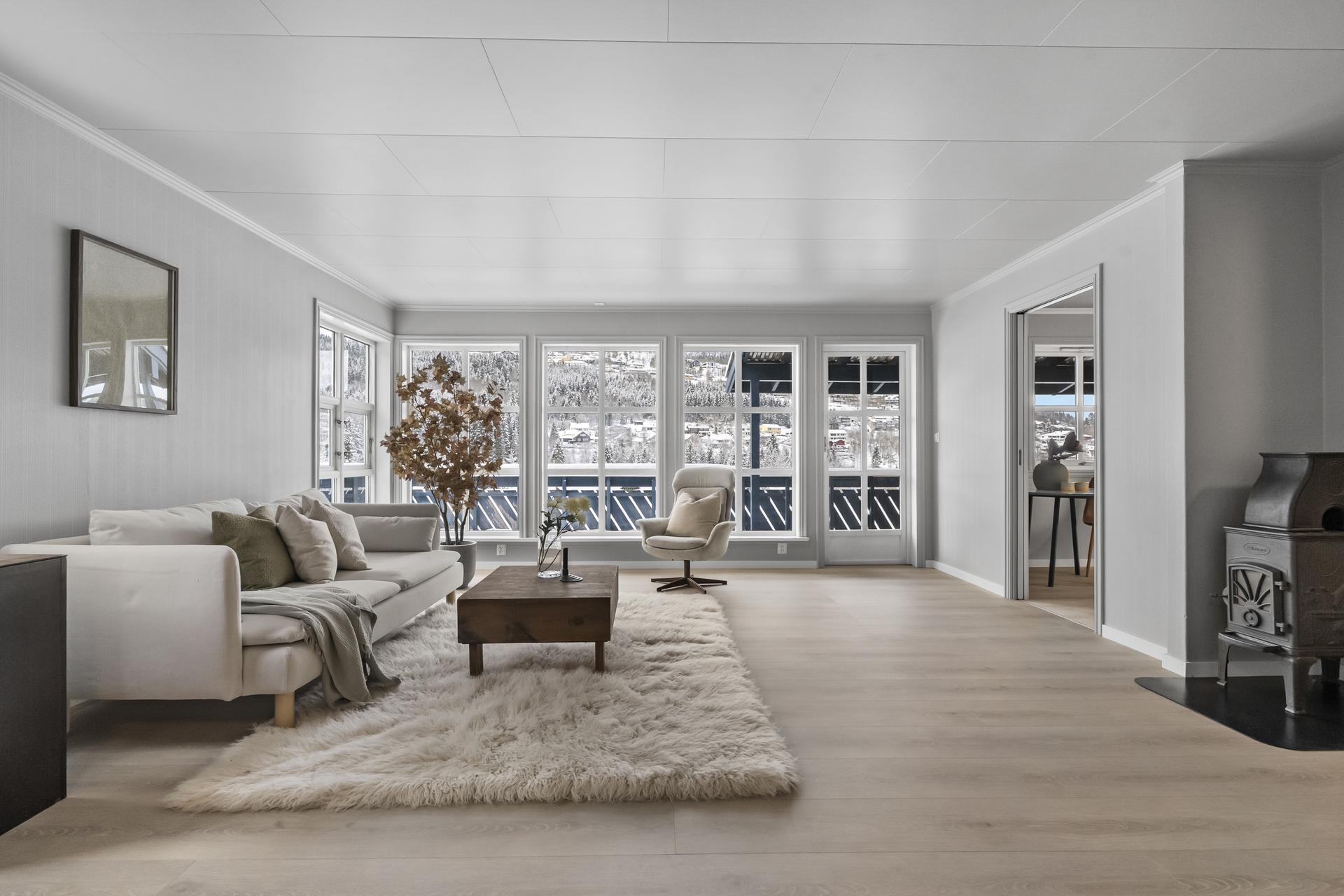 Velkommen til Flatene 61A, ein innhaldsrik bustad med hybel og god plass til familien. [Foto: Photoevent]. Bilde nummer 1 av 3
