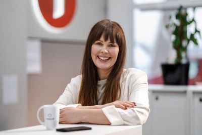 Smilende megler på kontoret.jpg