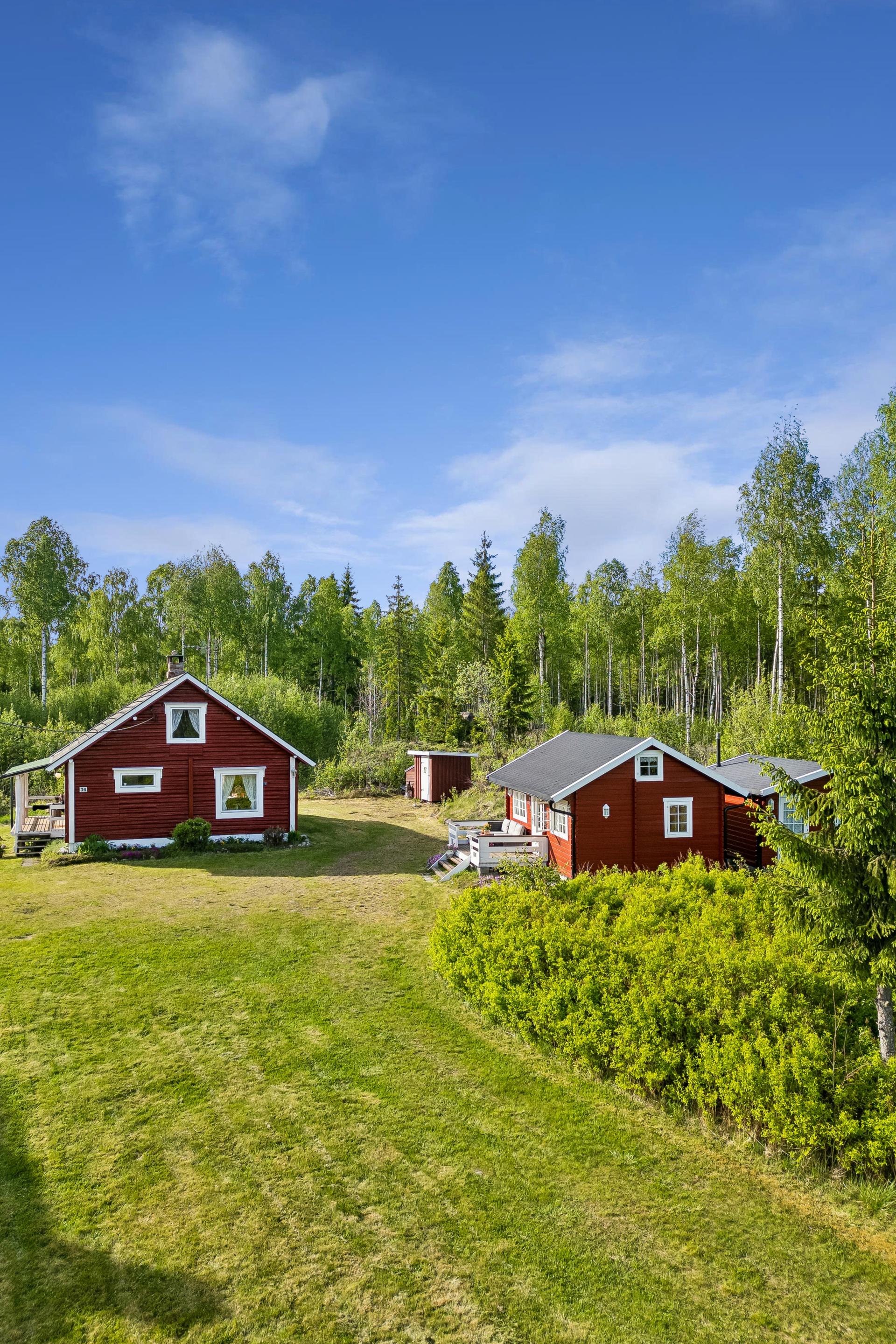Eiendommen består av en laftet hovedhytte fra ca. 1900, samt to anneks og et uthus som sammen skaper et lunt og privat tun.. Bilde nummer 2 av 3