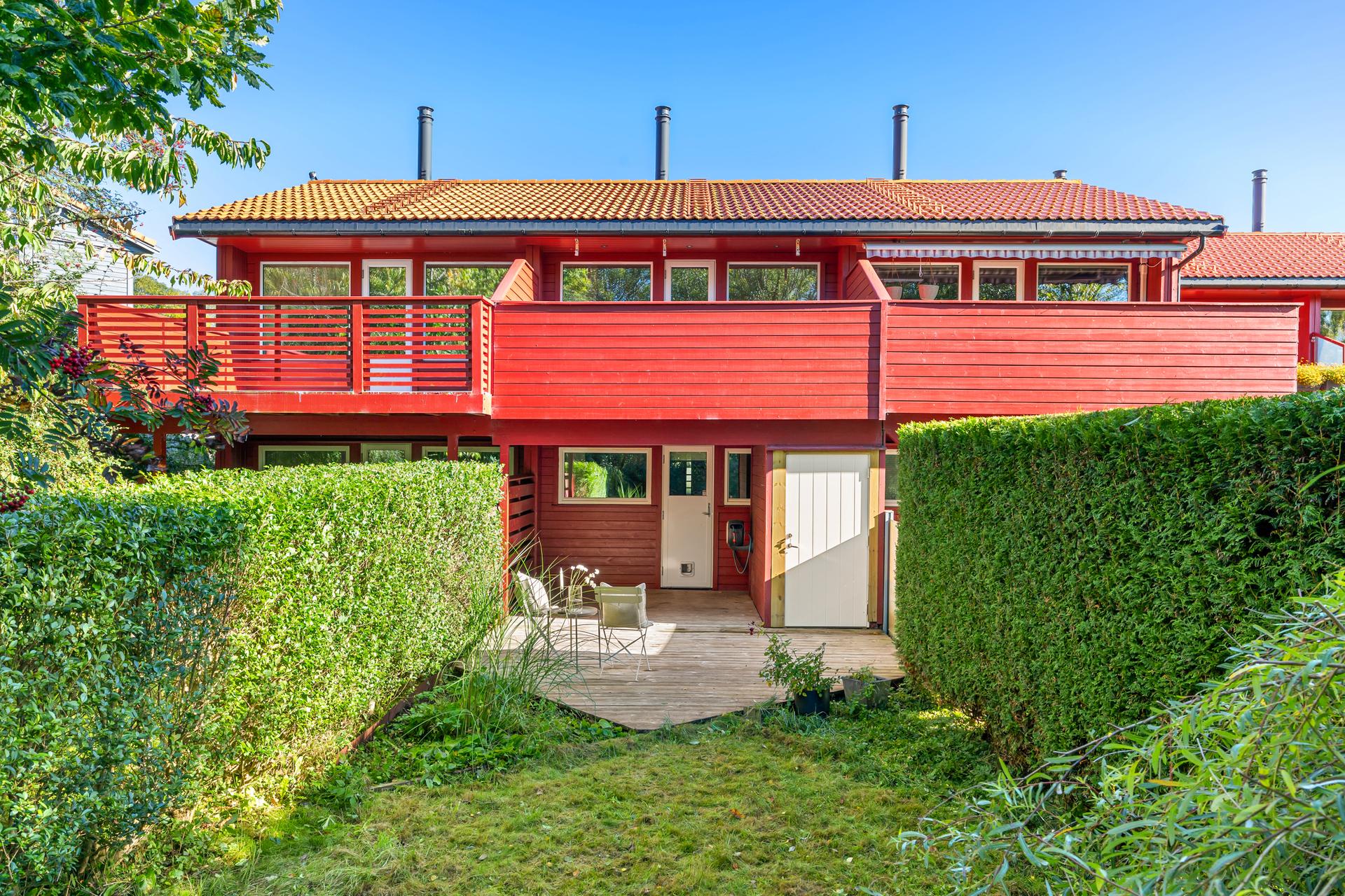 Baksiden av boligen har både markterrasse og balkong, samt en utvendig bod på terrassen.. Bilde nummer 2 av 3