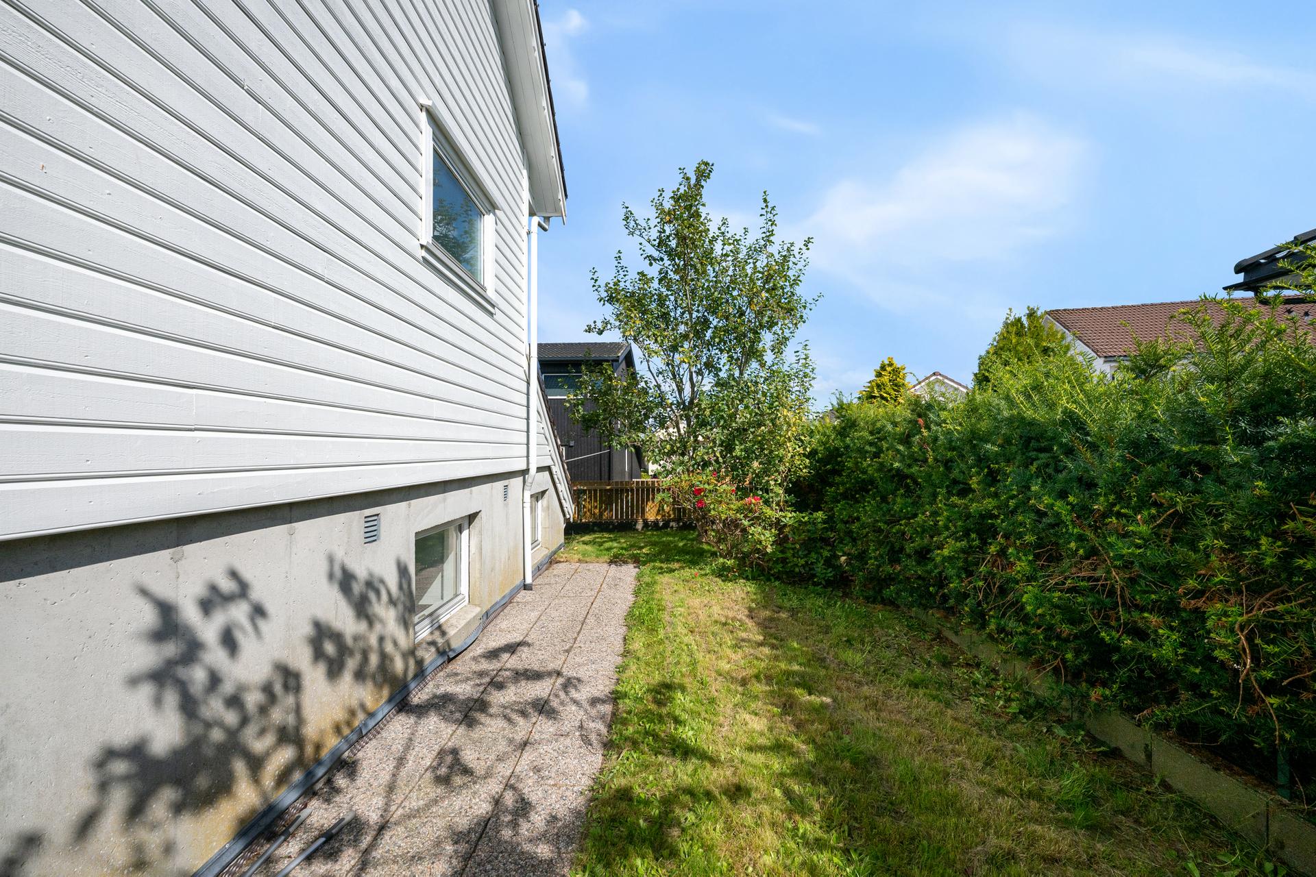 Hage som strekker seg rundt boligen. . Bilde nummer 3 av 3