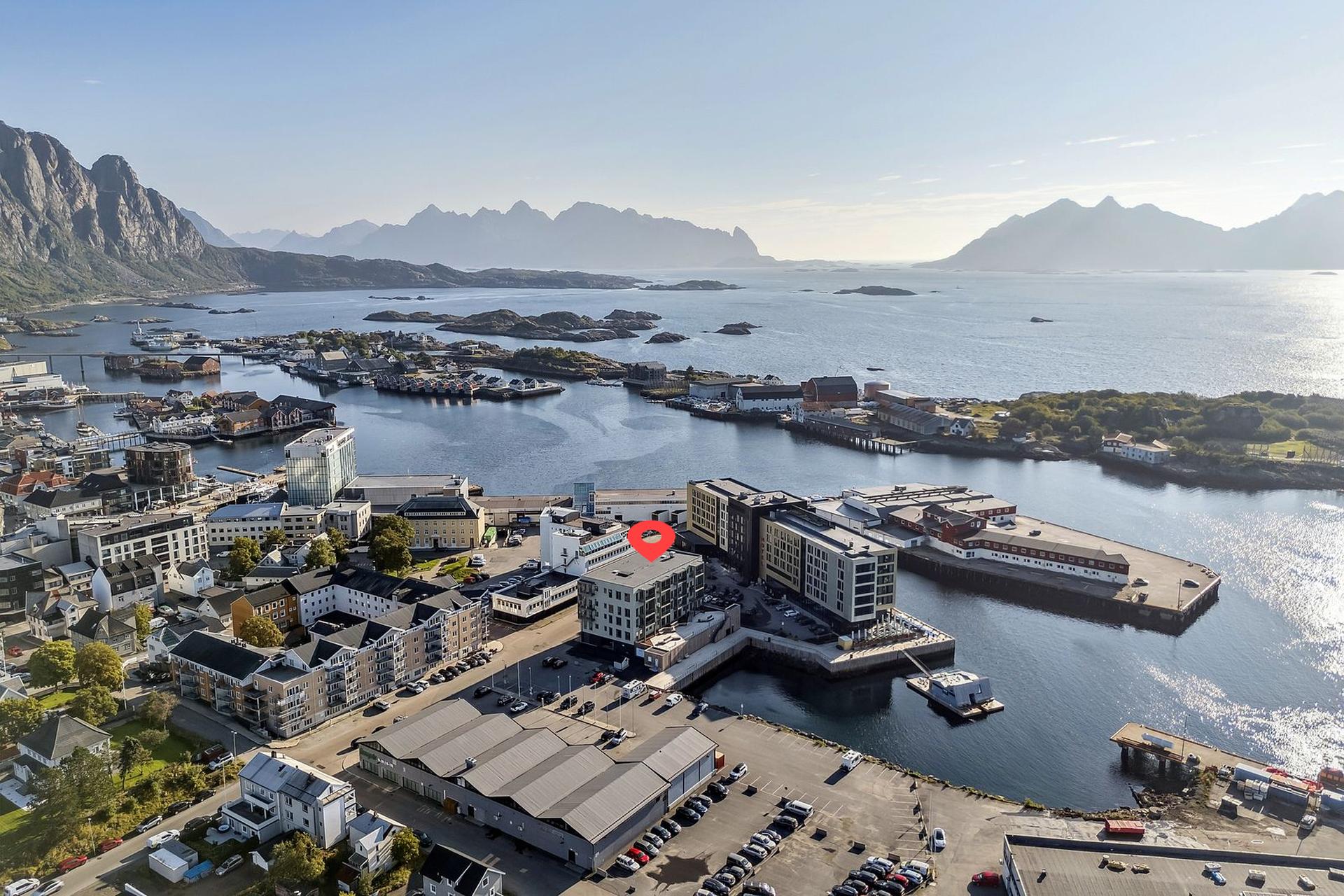 Leiligheten ligger i sentrum med gangavstand til alt Svolvær har å by på.. Bilde nummer 2 av 3