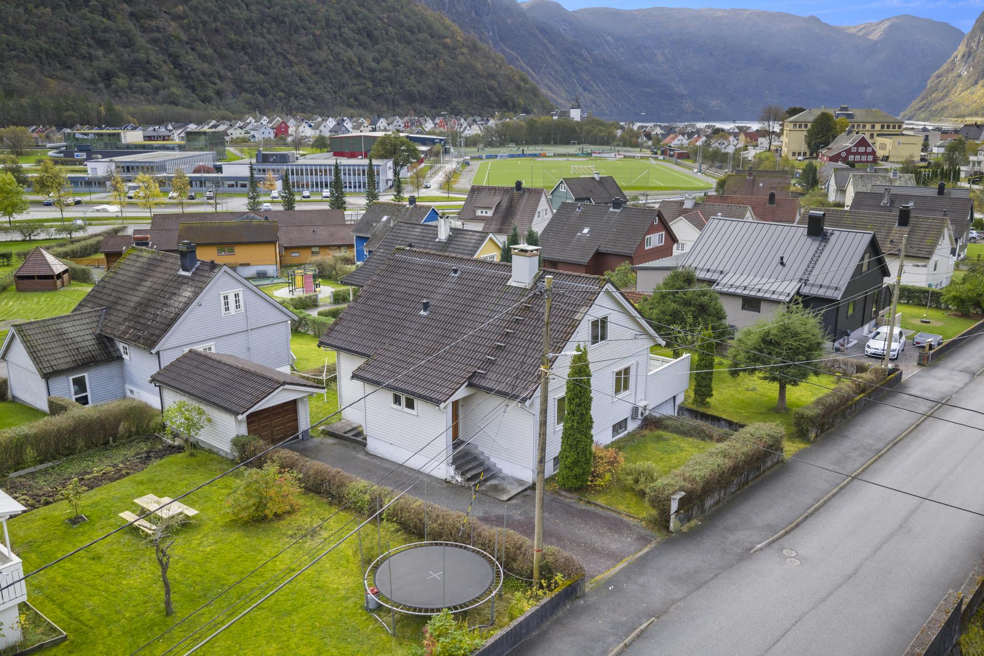 Einebustad i etablert- og barnevennlig bustadområde i Høyanger. Bilde nummer 2 av 3