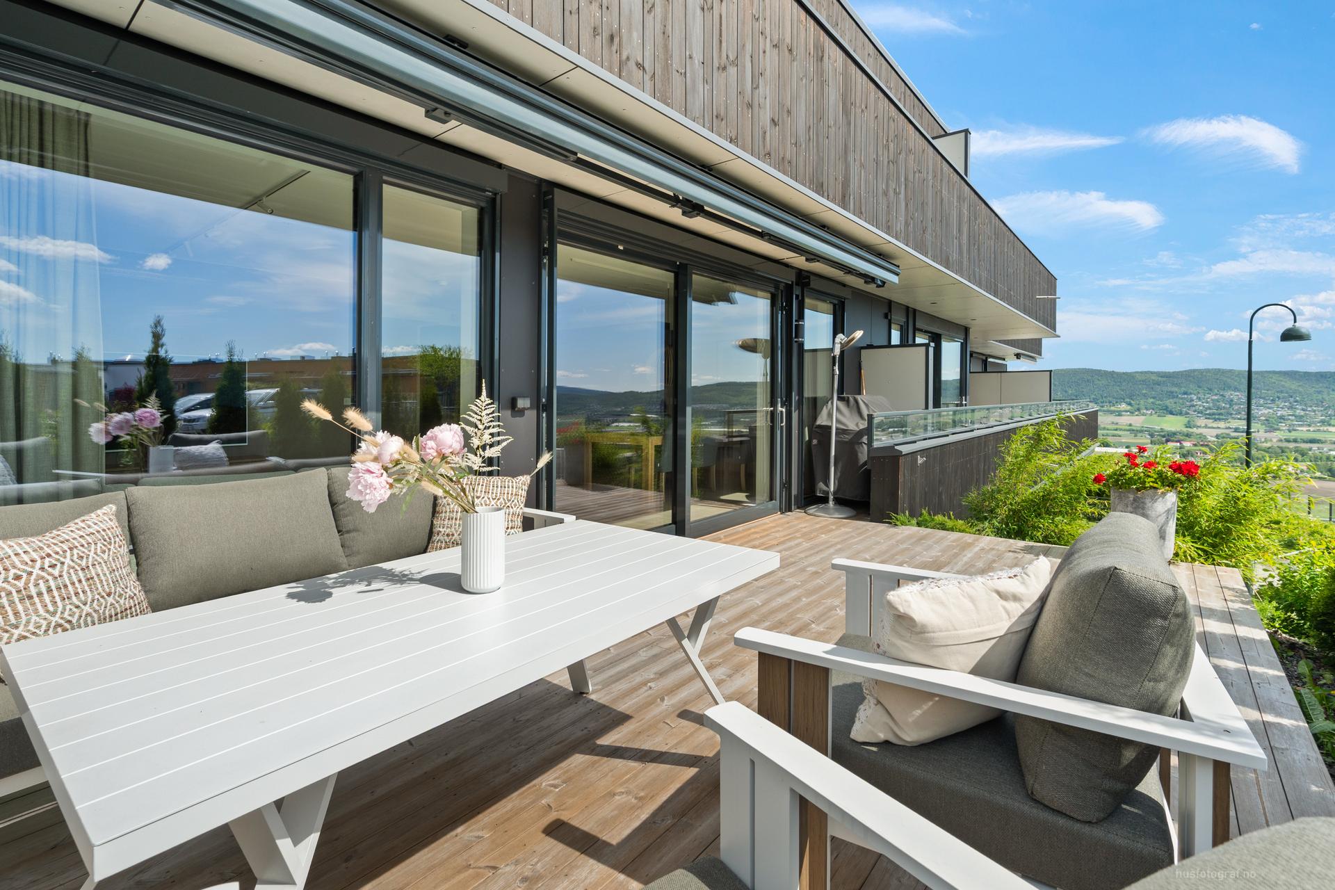 Stor terrasse på hele 20 kvm! .. Bilde nummer 3 av 3