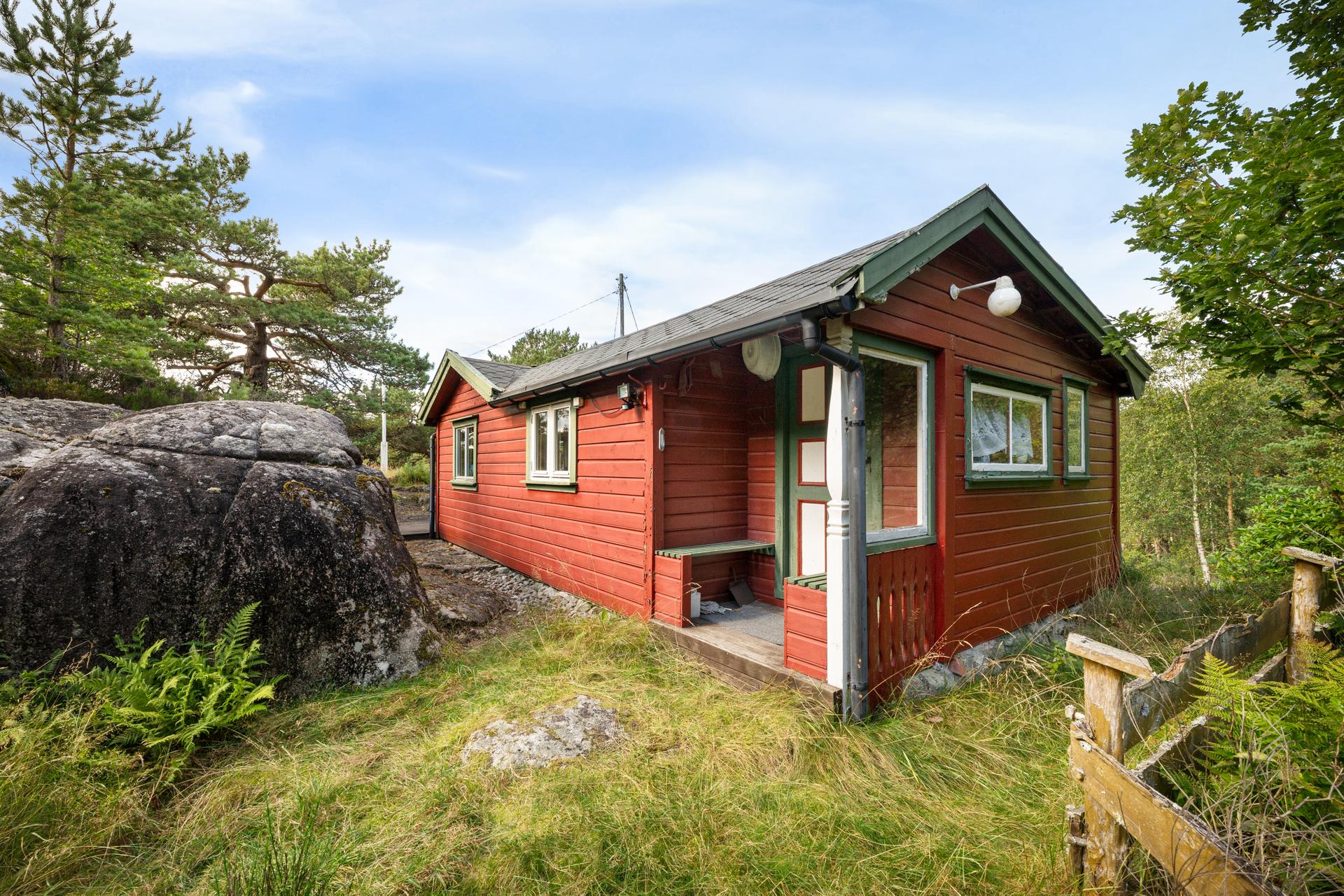 Eiendomsmegler 1 v/Oline Normann presenterer: Usjenert fritidseiendom med stor naturtomt på ca. 4,8 mål | Fredelig beliggenhet ved Nordavatnet | Moderniseringsbehov. Foto: Stian Dirdal. Bilde nummer 2 av 3