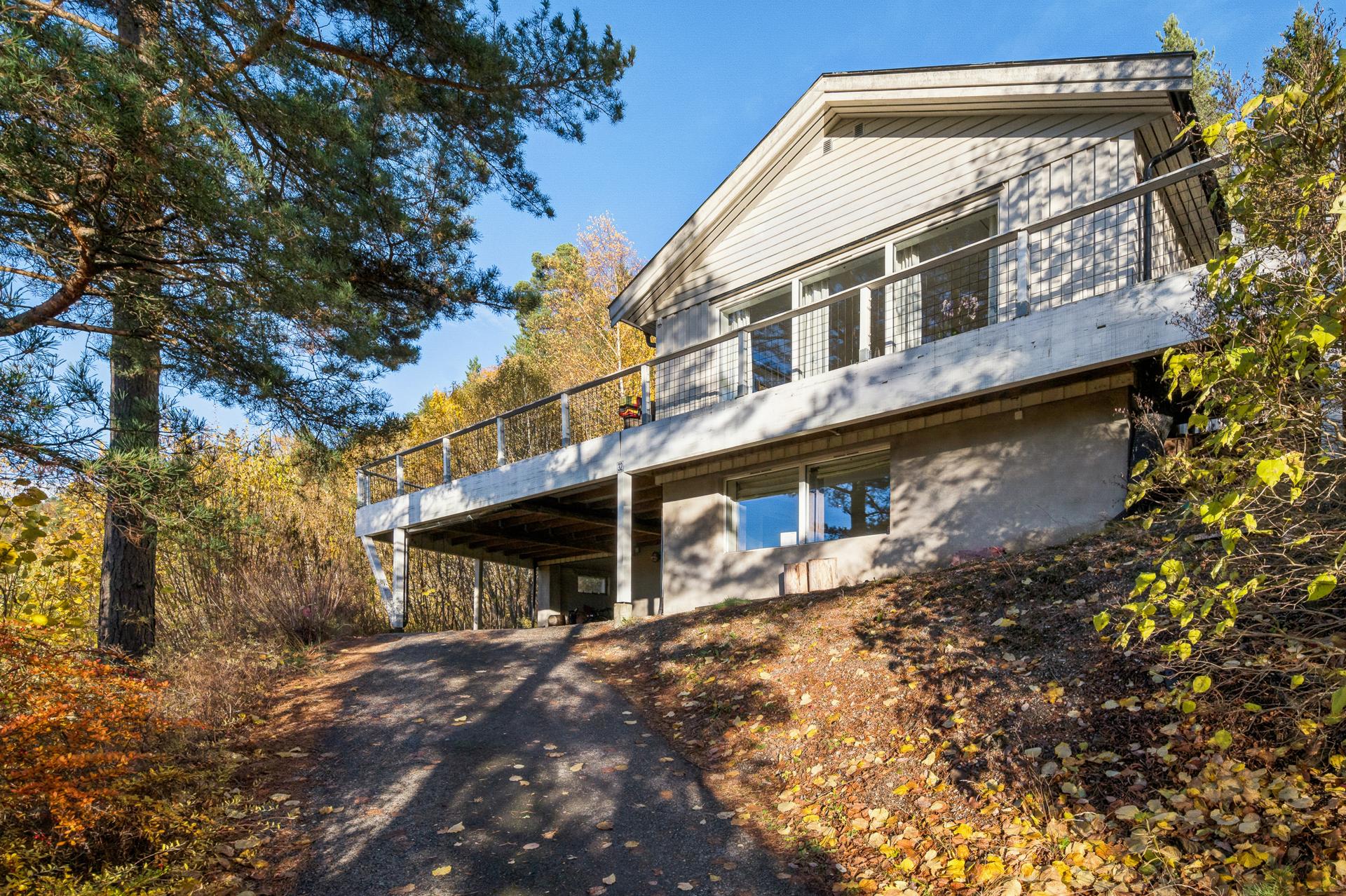 Boligen ble vesentlig oppgradert med tilbygg på to sider i 2011/2012.. Bilde nummer 3 av 3