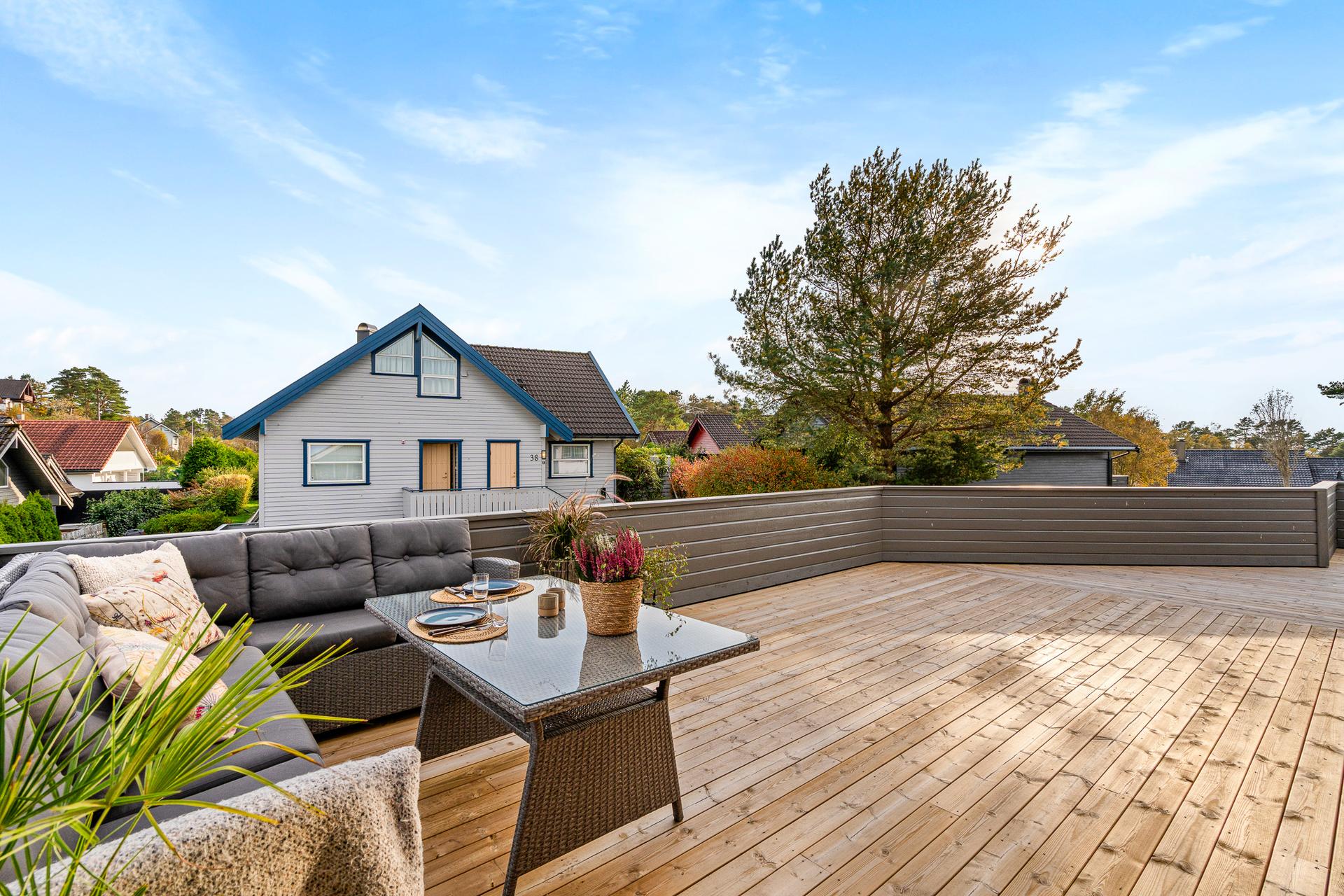 Flott innholdsrik enebolig over to plan med stor terrasse.. Bilde nummer 2 av 3