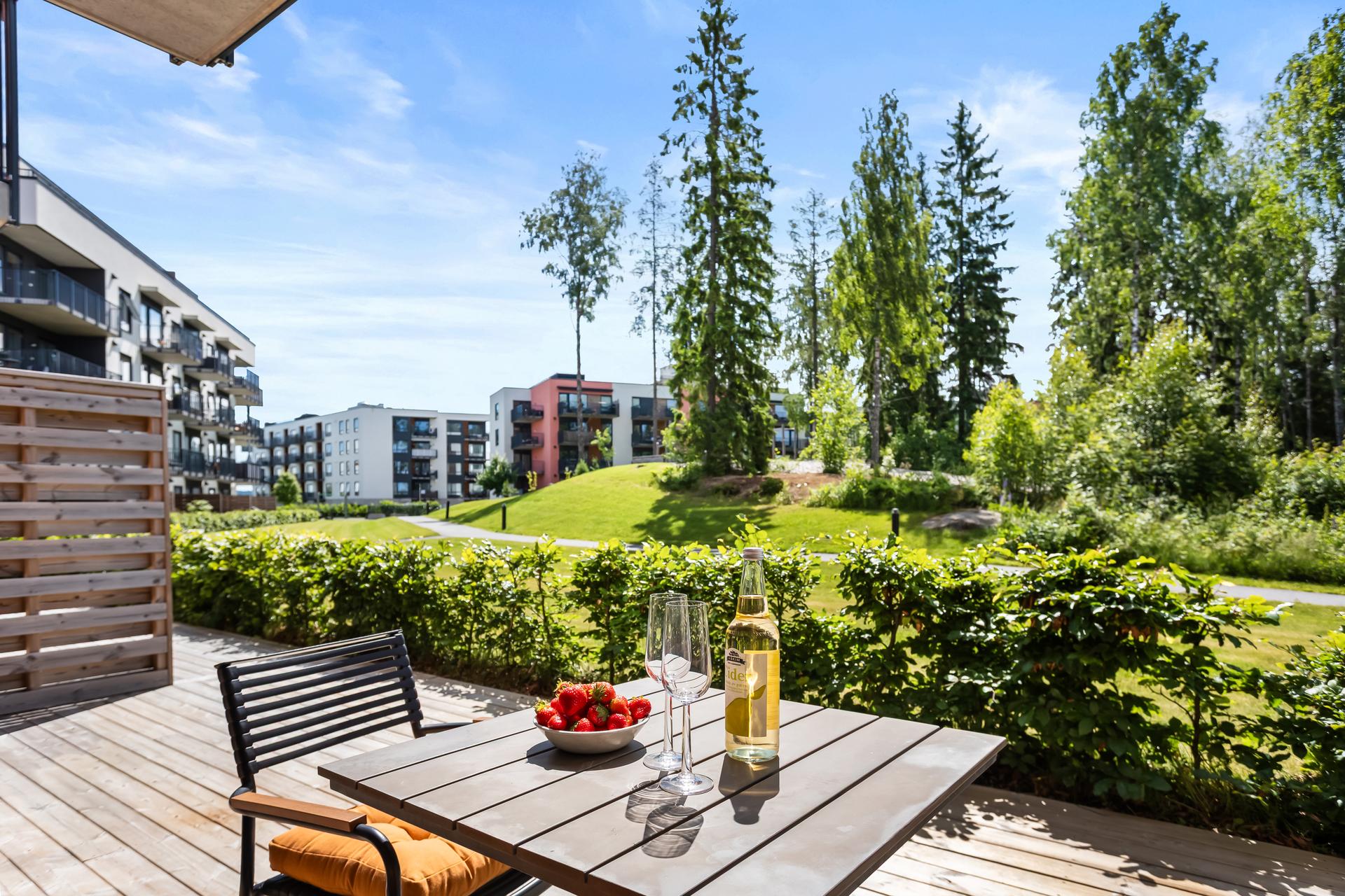 Den sørvendte uteplassen er delvis overbygget og ligger skjermet til.. Bilde nummer 3 av 3