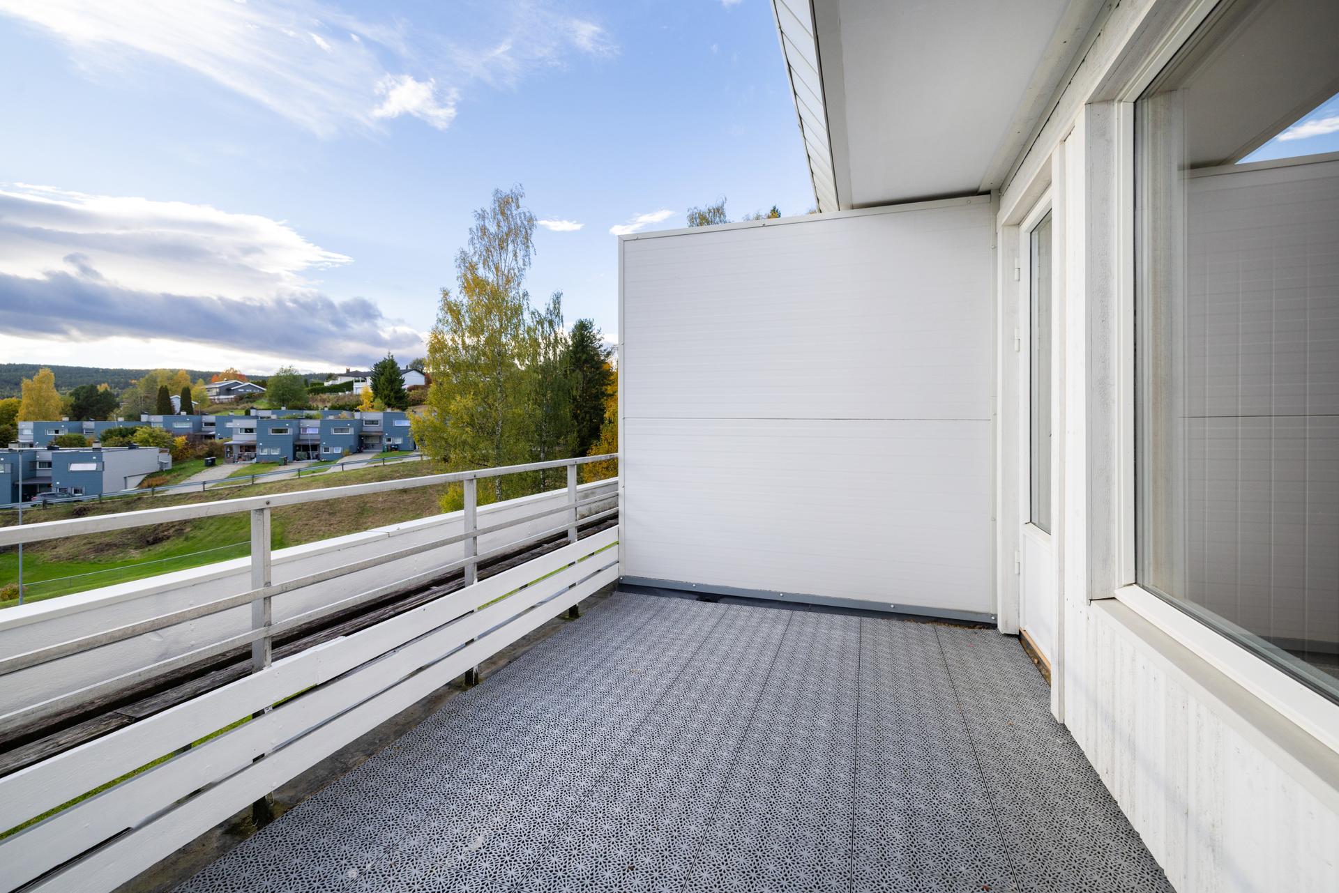 Leiighet i terrasseblokk med delvis overbygget terrasse vendt mot sørvest.. Bilde nummer 2 av 3