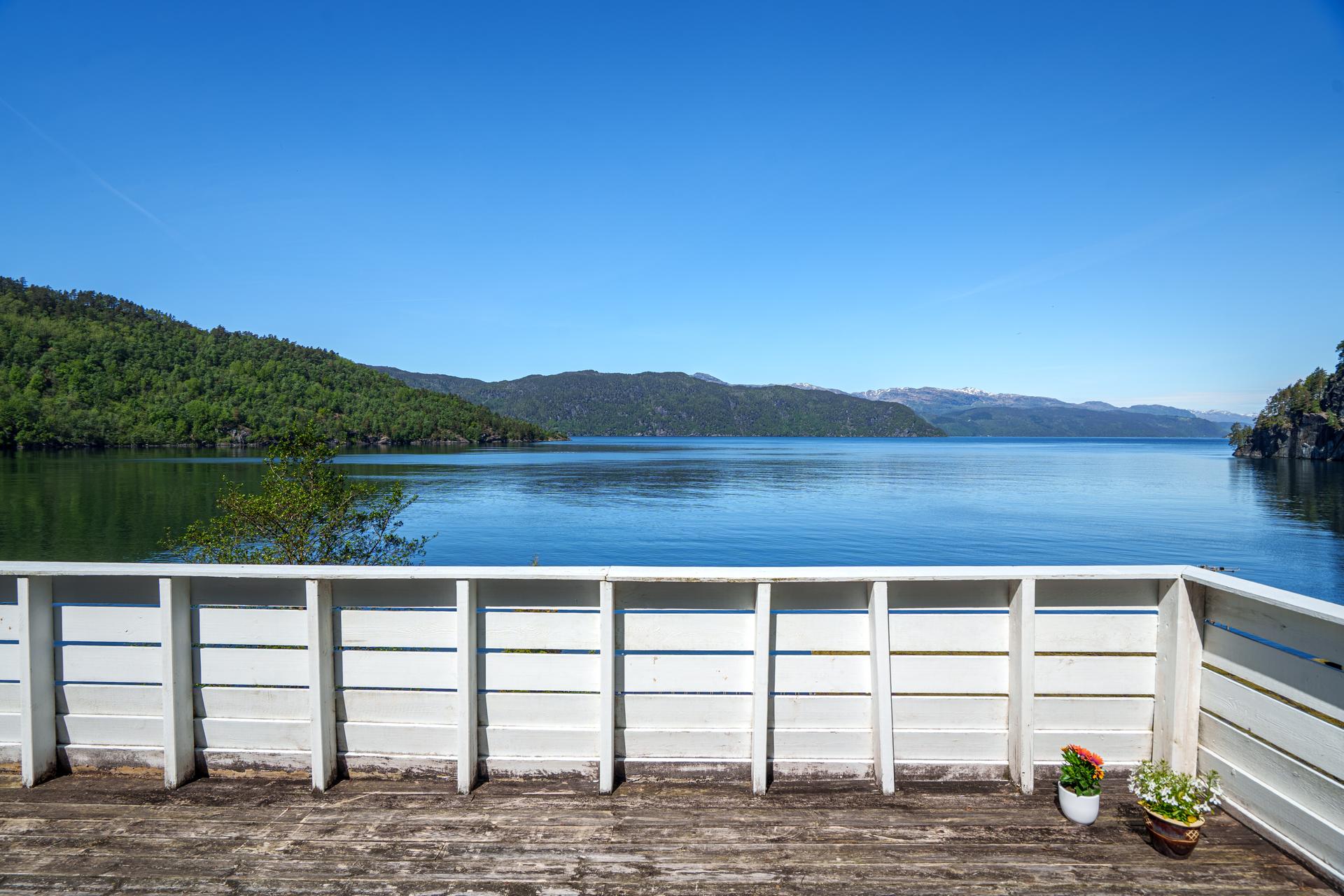 Fra terrassen har man en åpen og fin utsikt over fjorden. Bilde nummer 3 av 3