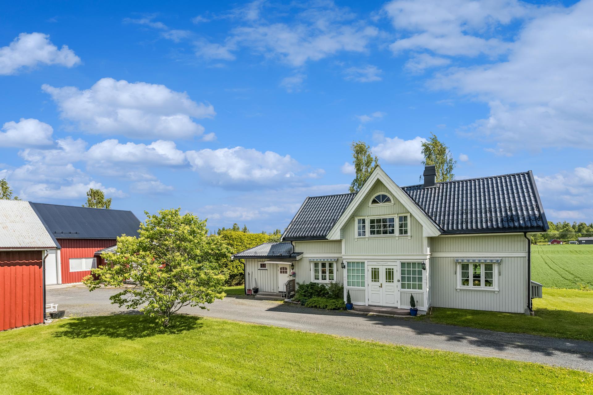 Taket på våningshuset er tekket med taksteinsprofilerte stålplater fra 2016.. Bilde nummer 3 av 3