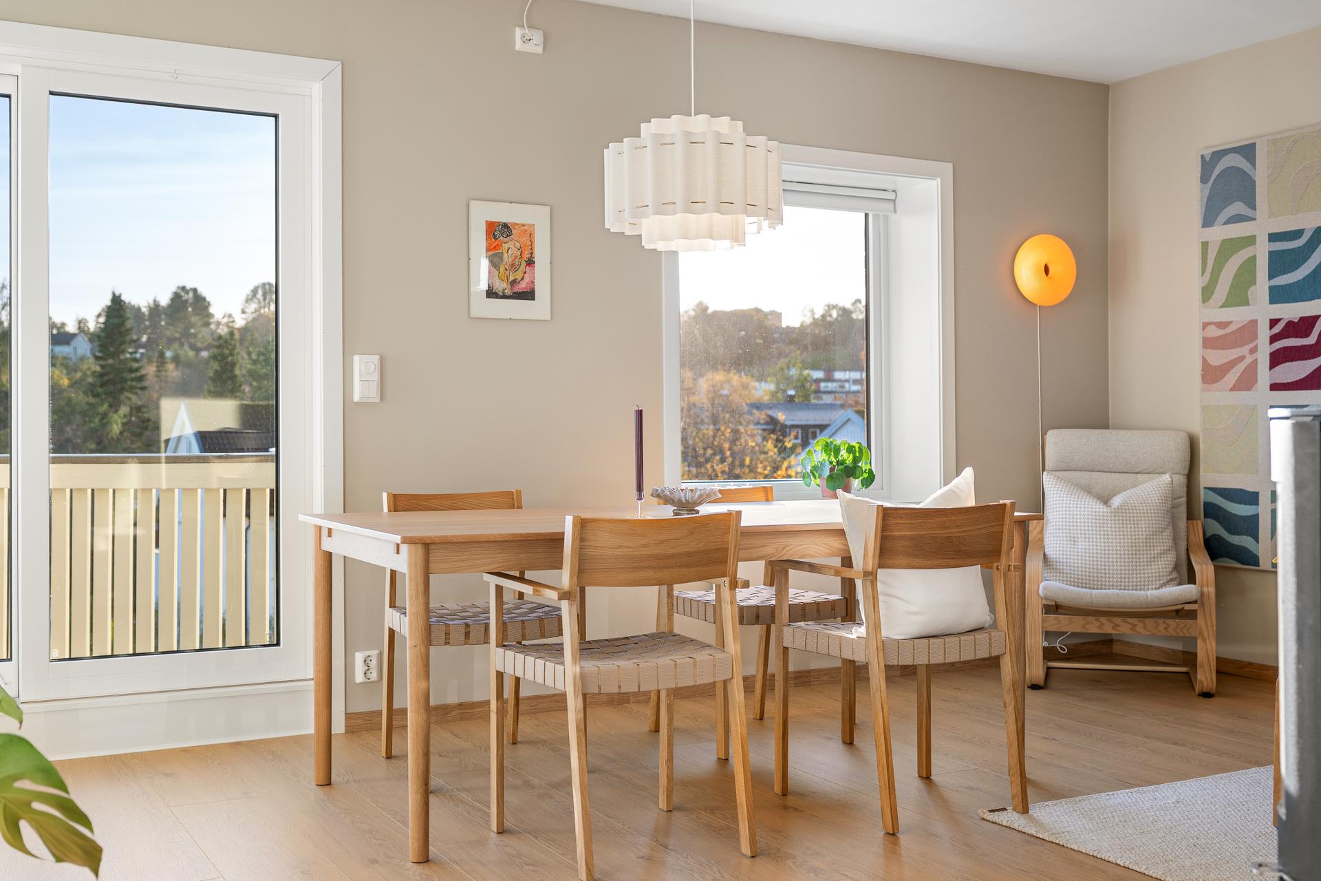 En meget innbydende og gjennomført toppleilighet på sentrale Sverresborg. . Bilde nummer 2 av 3