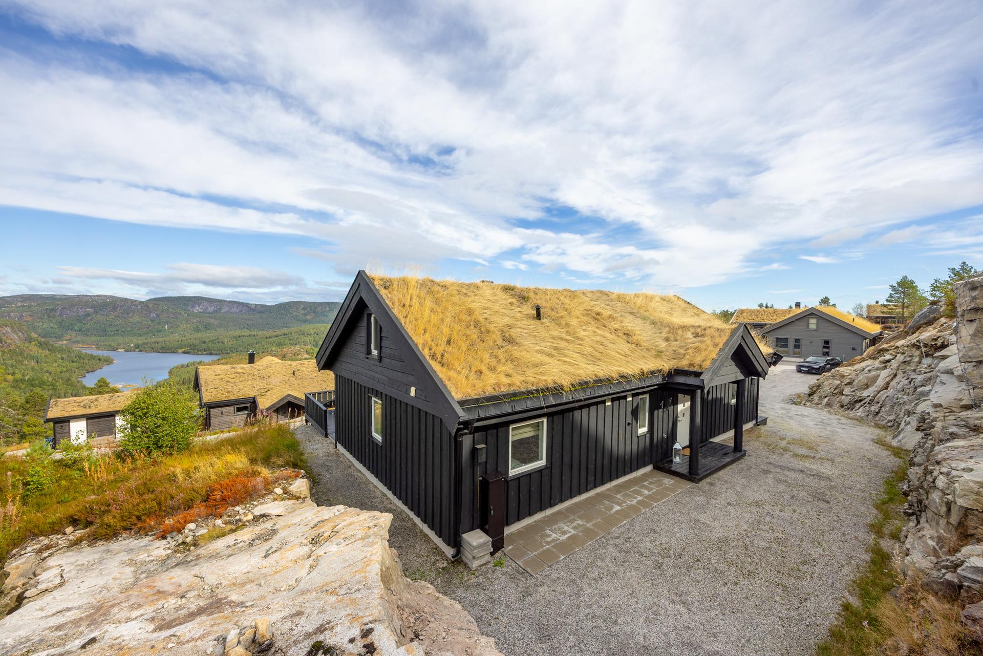Hytta har en attraktiv beliggenhet i skrånende terreng på Gautefallheia, med vidstrakt utsikt mot Bjorvatnet og fjellene rundt. . Bilde nummer 2 av 3