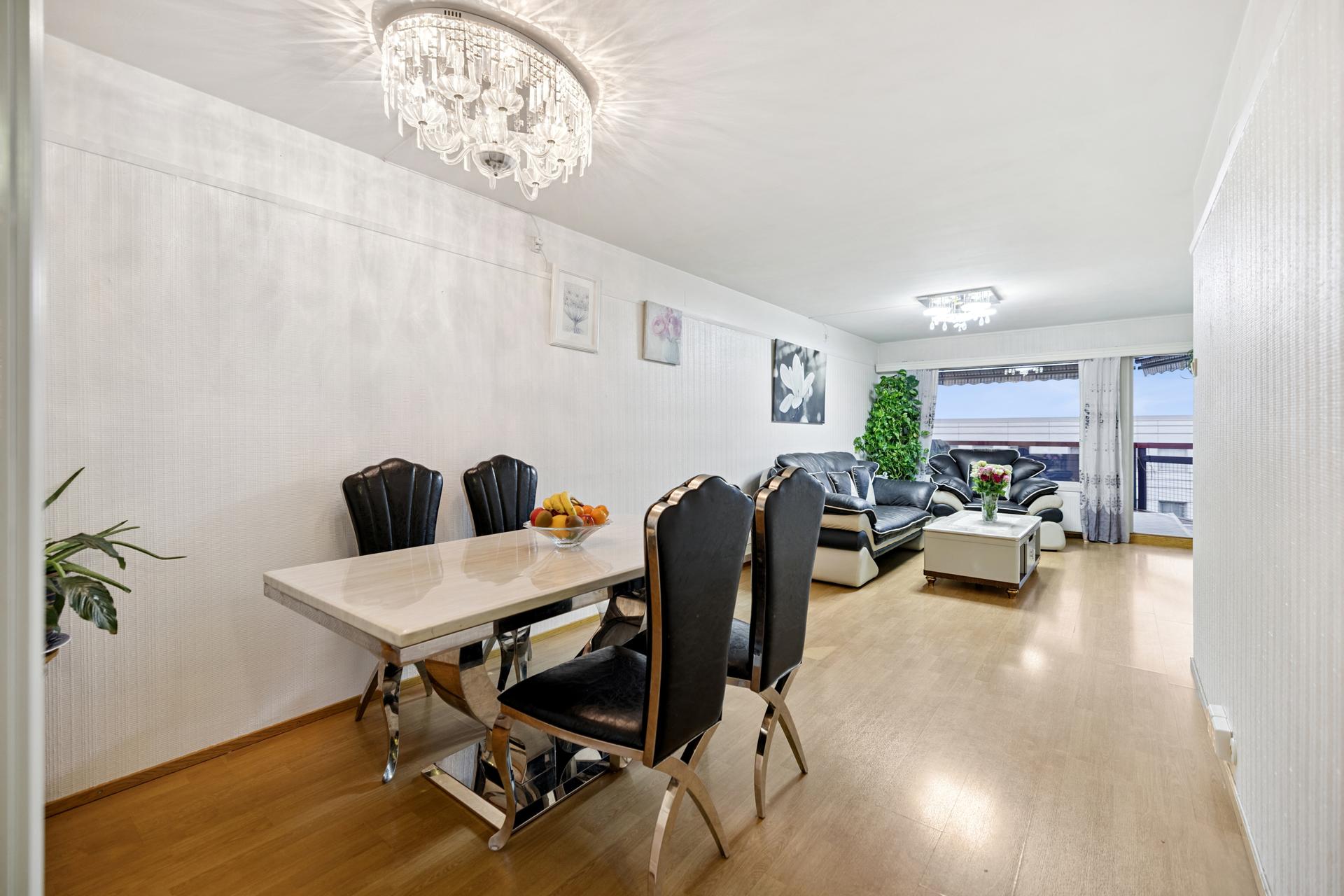 Lys og romslig stue med plass til spisebord og sittegruppe. Foto: EFKT - Bente Nijora Aalberg.. Bilde nummer 2 av 3