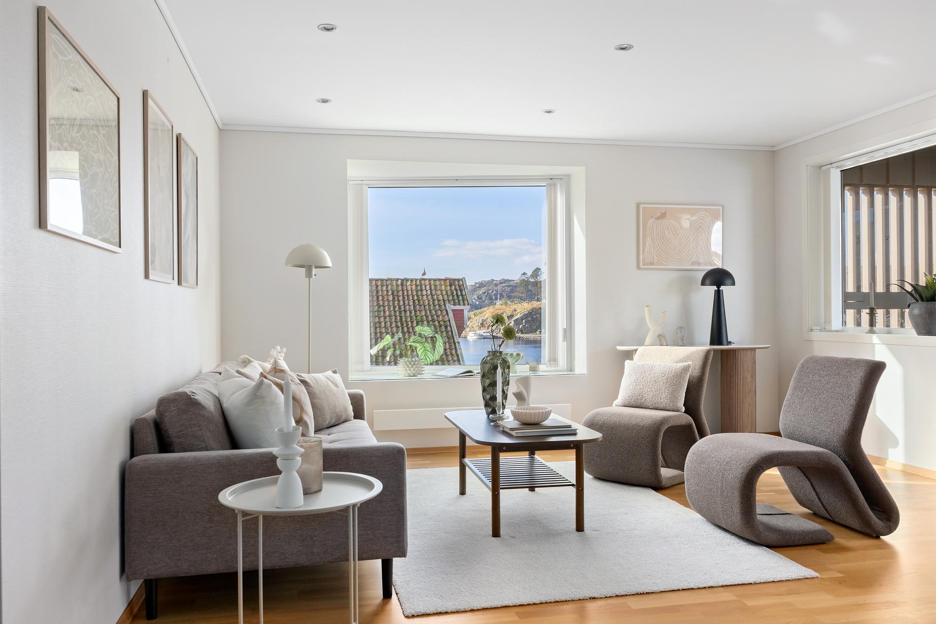 Stuen har god plass til både sofagruppe og spisebord.. Bilde nummer 2 av 3
