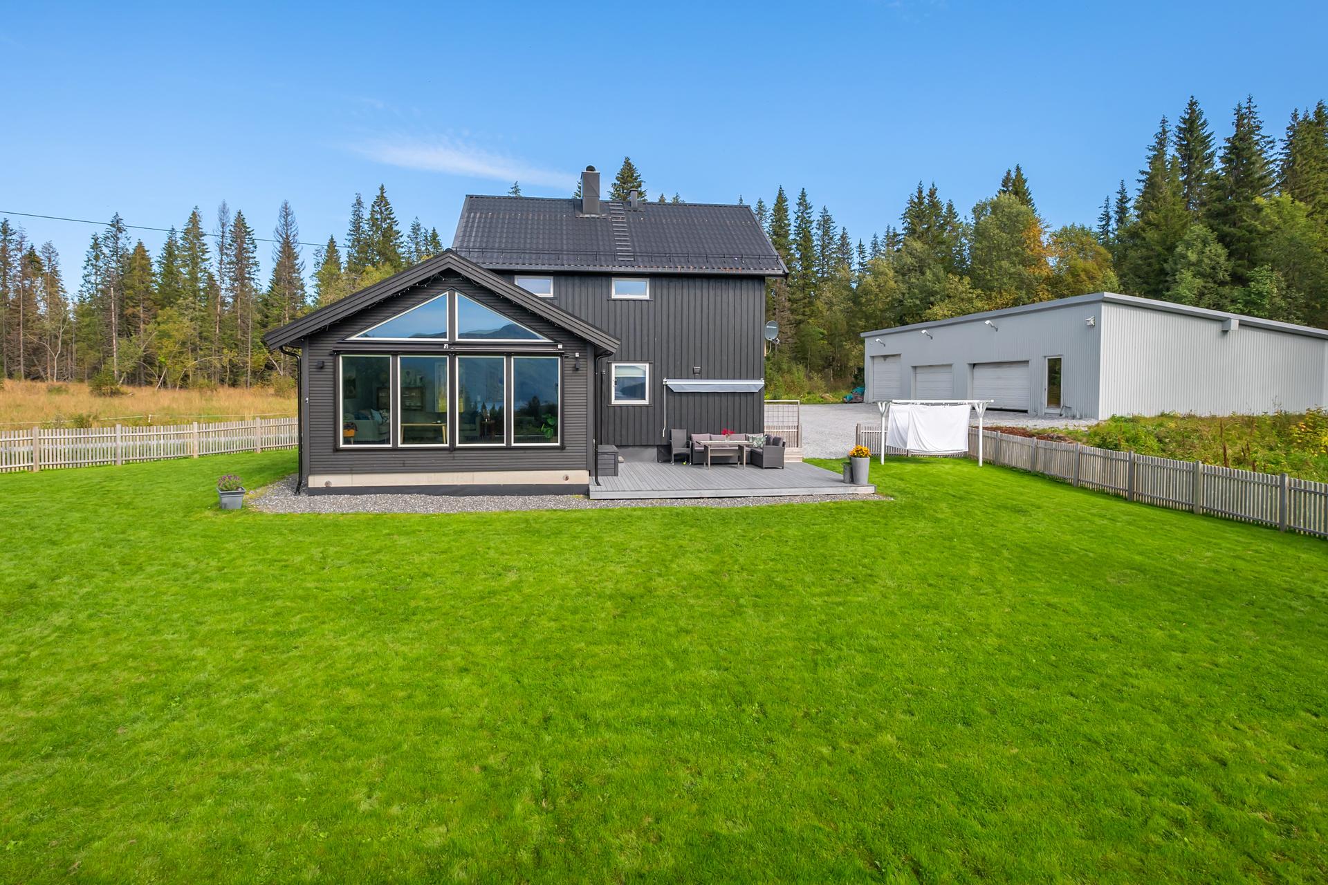 Eiendomsmegler 1 har gleden av å presentere Hemnesveien 28!
Foto EFKT. Bilde nummer 1 av 3