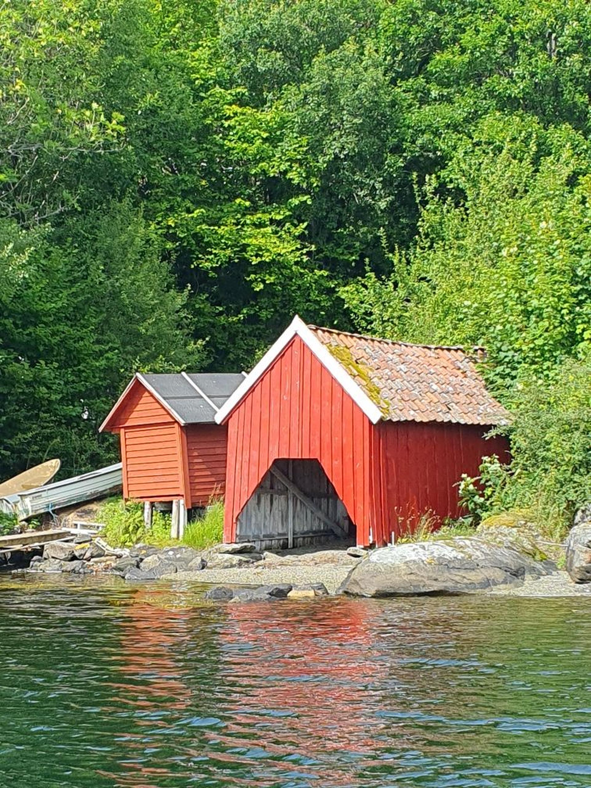 Eiendommen inkluderer eget naust med en lun beliggenhet ved Økstrafjorden.. Bilde nummer 3 av 3