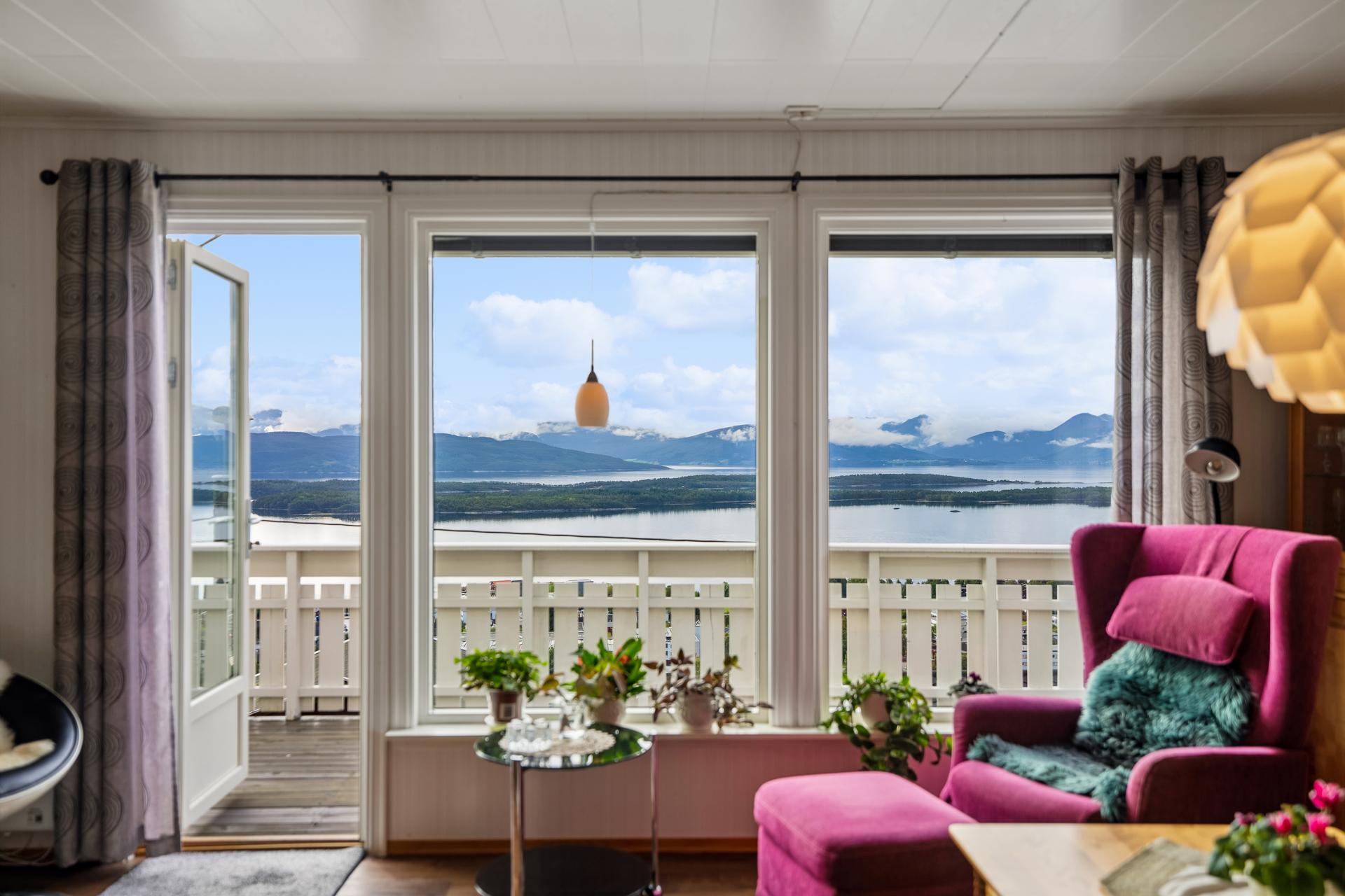 Velkommen til Fannebostadvegen 32A - Presentert av Jeanette Stenersen i EiendomsMegler 1. Foto: Jay Maturan v/EFKT.. Bilde nummer 1 av 3
