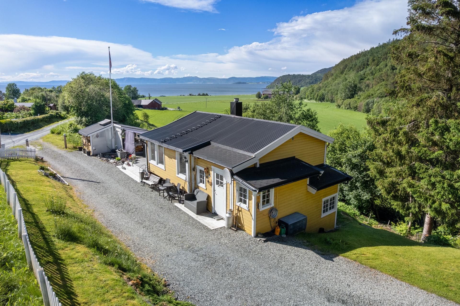 Oliver Almli Reinås v/ EiendomsMegler 1 presenterer: Skardstrøvegen 35.. Bilde nummer 2 av 3