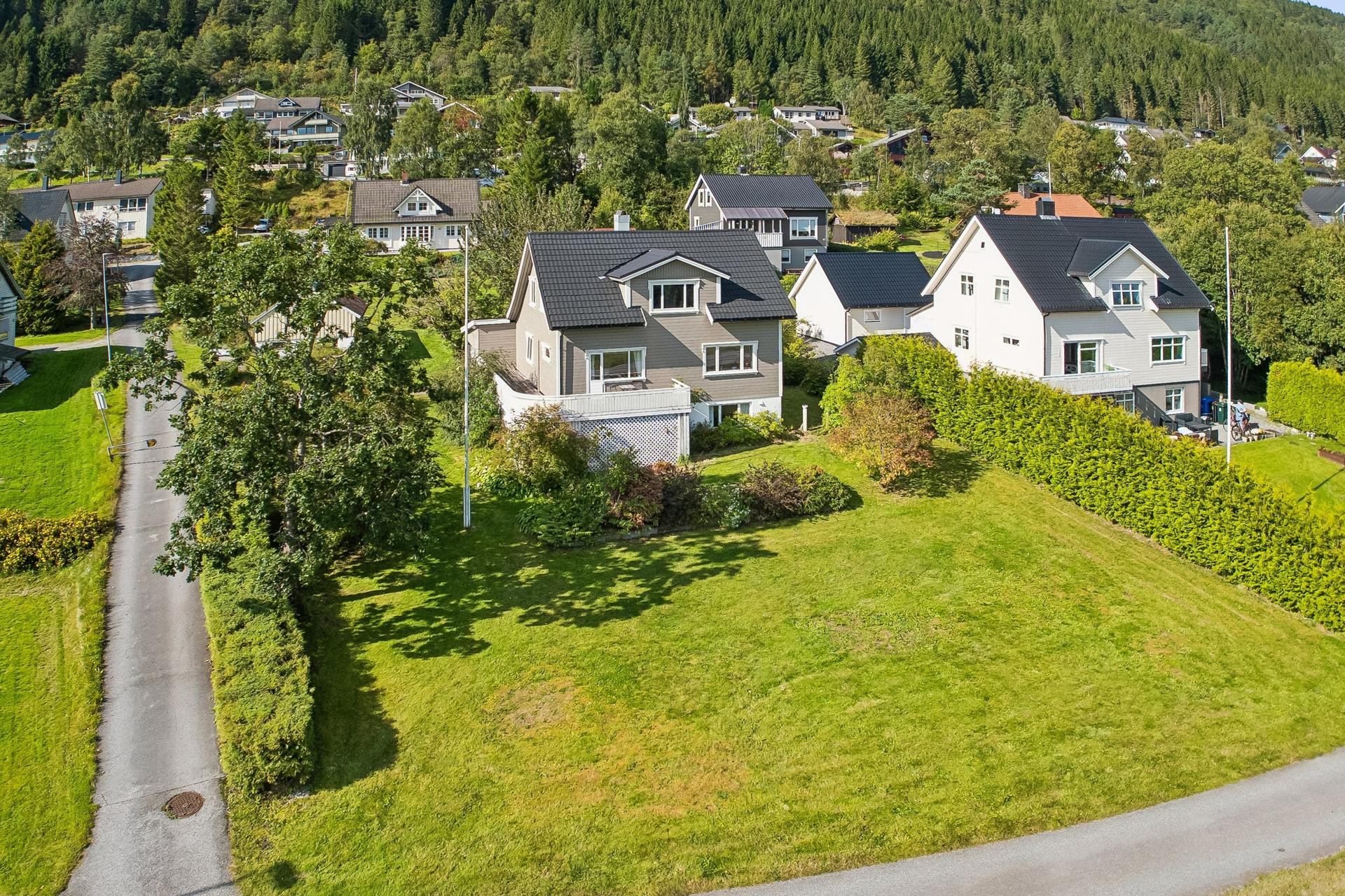 - Eneboligen ligger fint til på Geilane med en stor og flott tomt på over 2 mål -. Bilde nummer 2 av 3