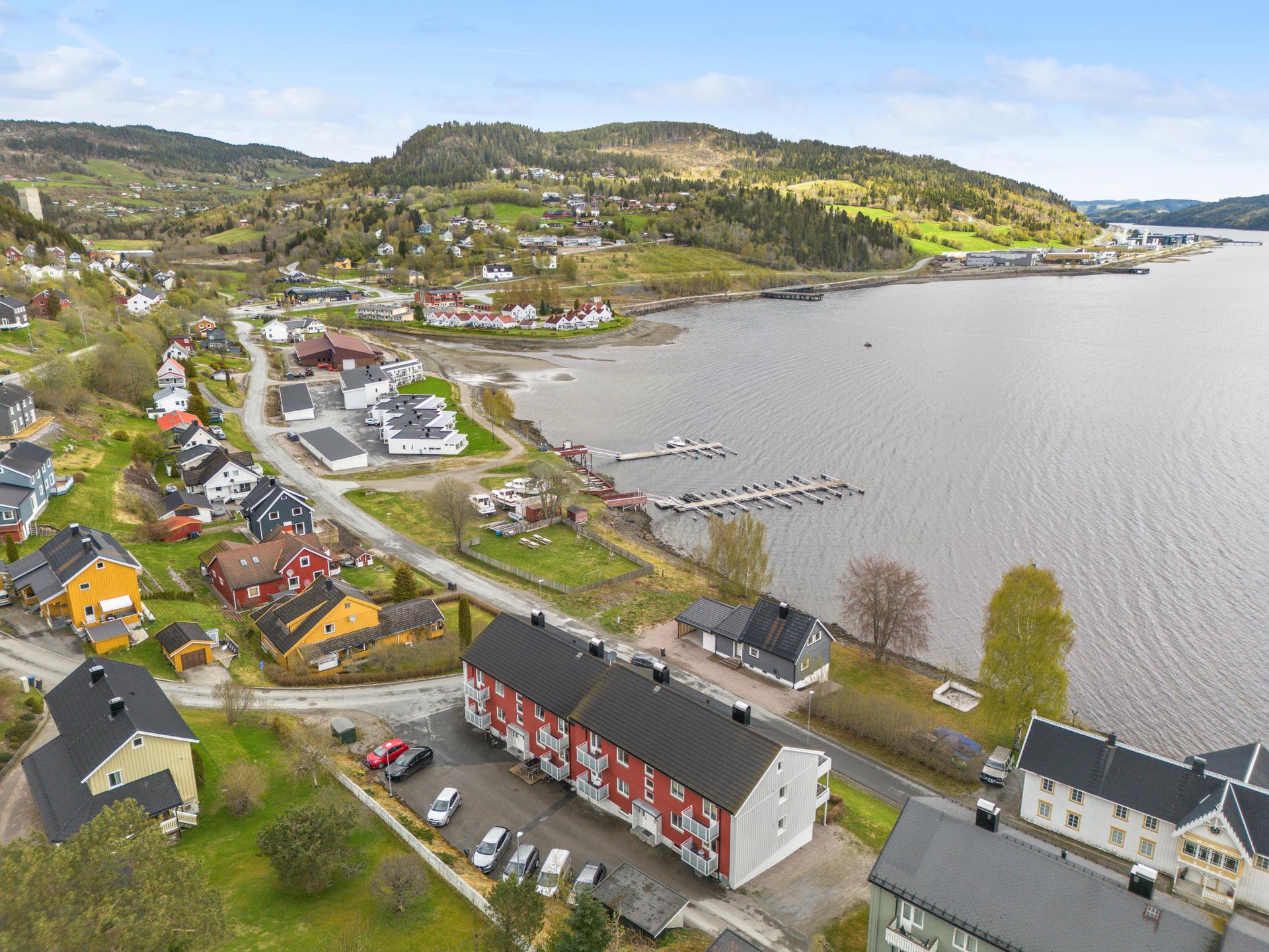 En velholdt leilighet i byggets øverste etasje. Sentral beliggenhet på Malm.. Bilde nummer 2 av 3
