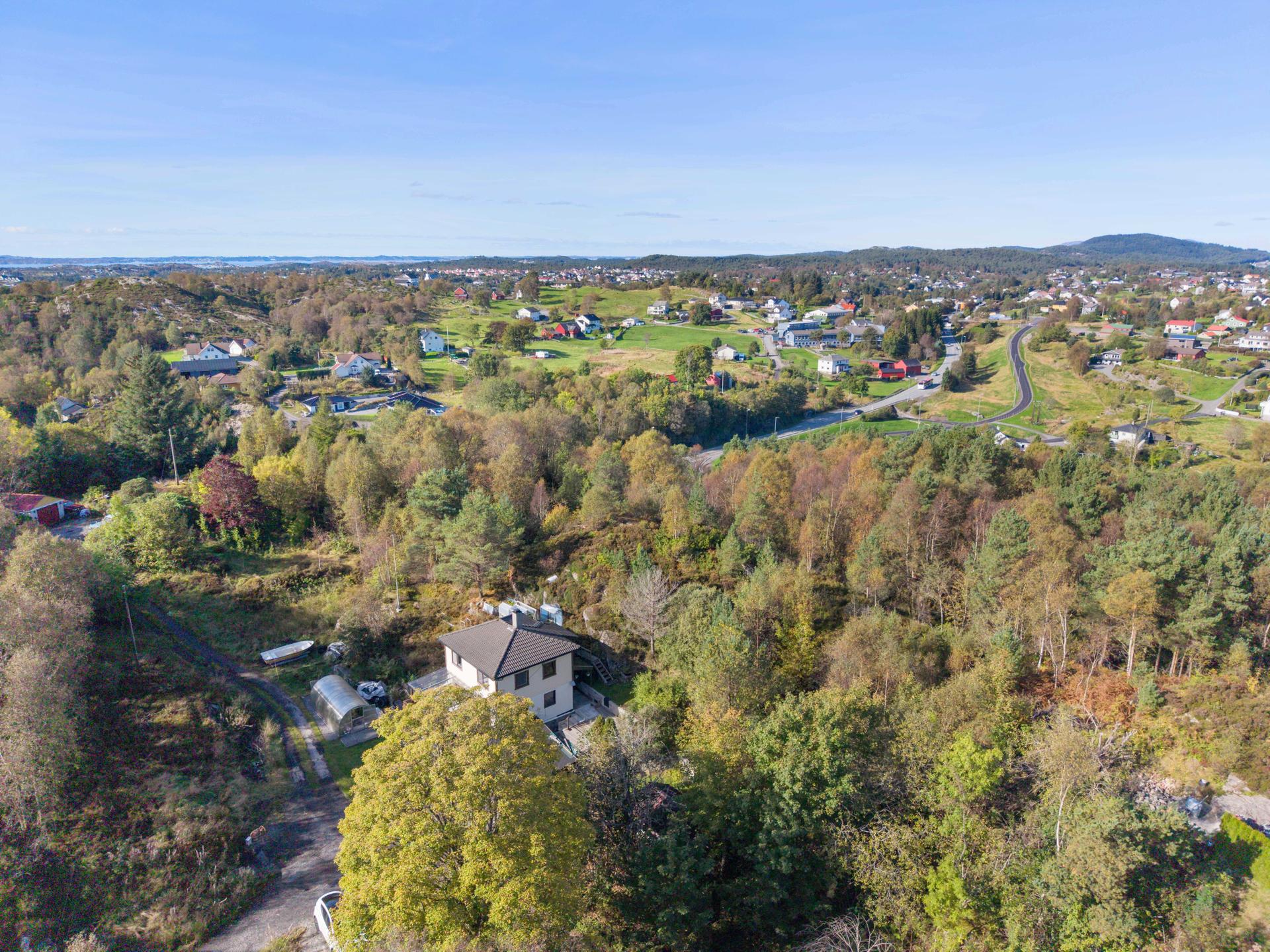 Tomten er sentralt plassert på Haugland med kort vei til både skole, barnehage, turområder og kollektivtransport.. Bilde nummer 3 av 3