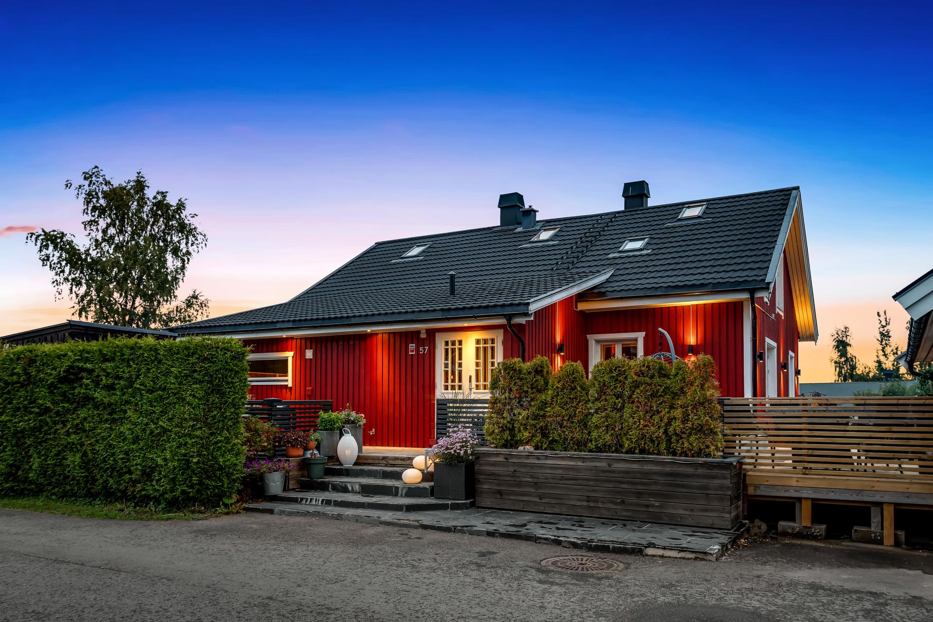 Kveldsstemning ved inngangspartiet med utvendig belysning og taktekking fra 2016.. Bilde nummer 3 av 3