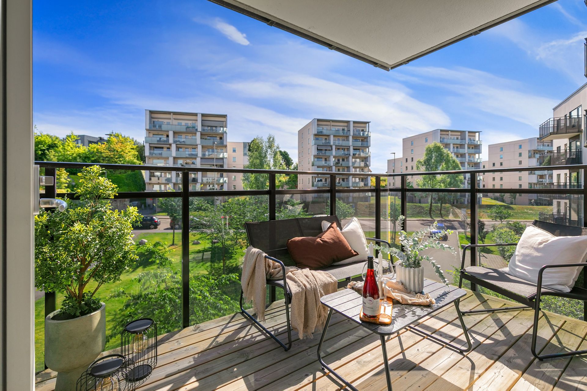 Østvendt balkong på 7 m² med god plass til en sittegruppe.. Bilde nummer 2 av 3