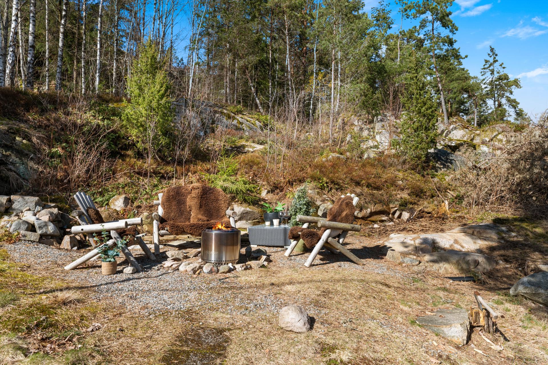 En egen bålpanneplass er etablert på den private naturtomten.. Bilde nummer 3 av 3