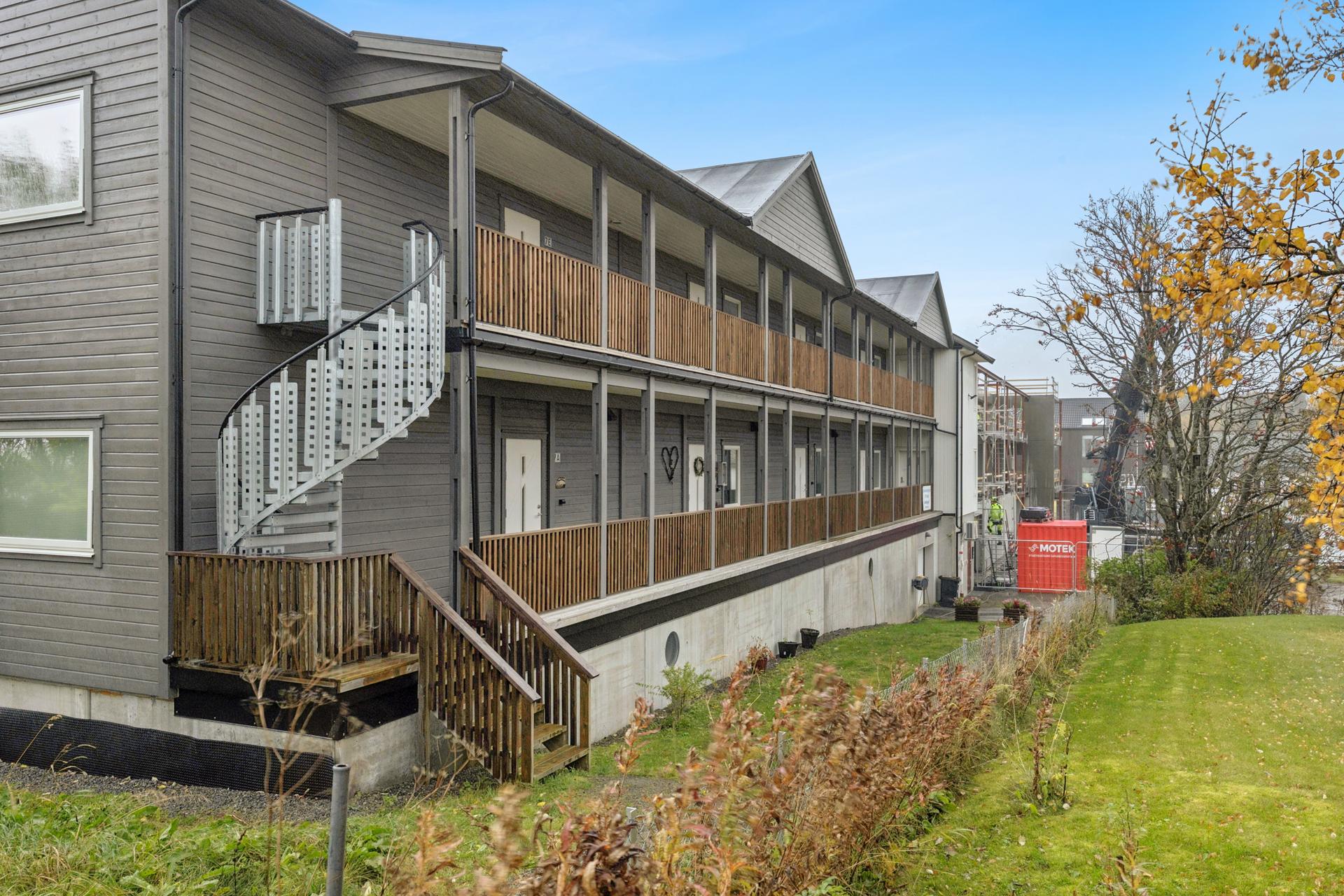 Her bor du fint til i Leknes sentrum. Elvegårdstunet sameie består av 8 leiligheter, fire i hver etasje med parkering i underetasje. Boligbygget ble oppført i 2023 og har velholdte fellesarealer.. Bilde nummer 3 av 3