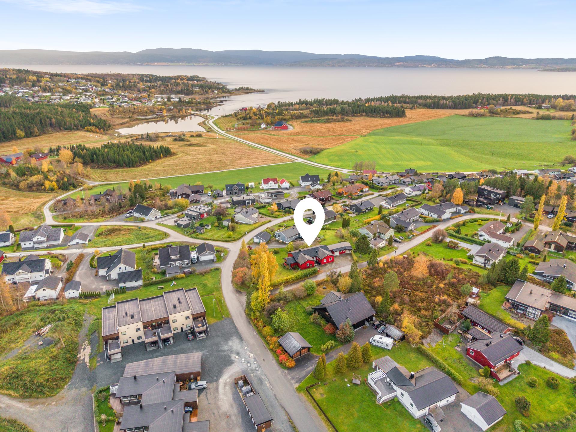 Boligen ligger i gangavstand til Sandvollan skole og barnehage, samt dagligvarebutikk. Det er kort pendleravstand til både Steinkjer og kommunesenteret Straumen.. Bilde nummer 3 av 3