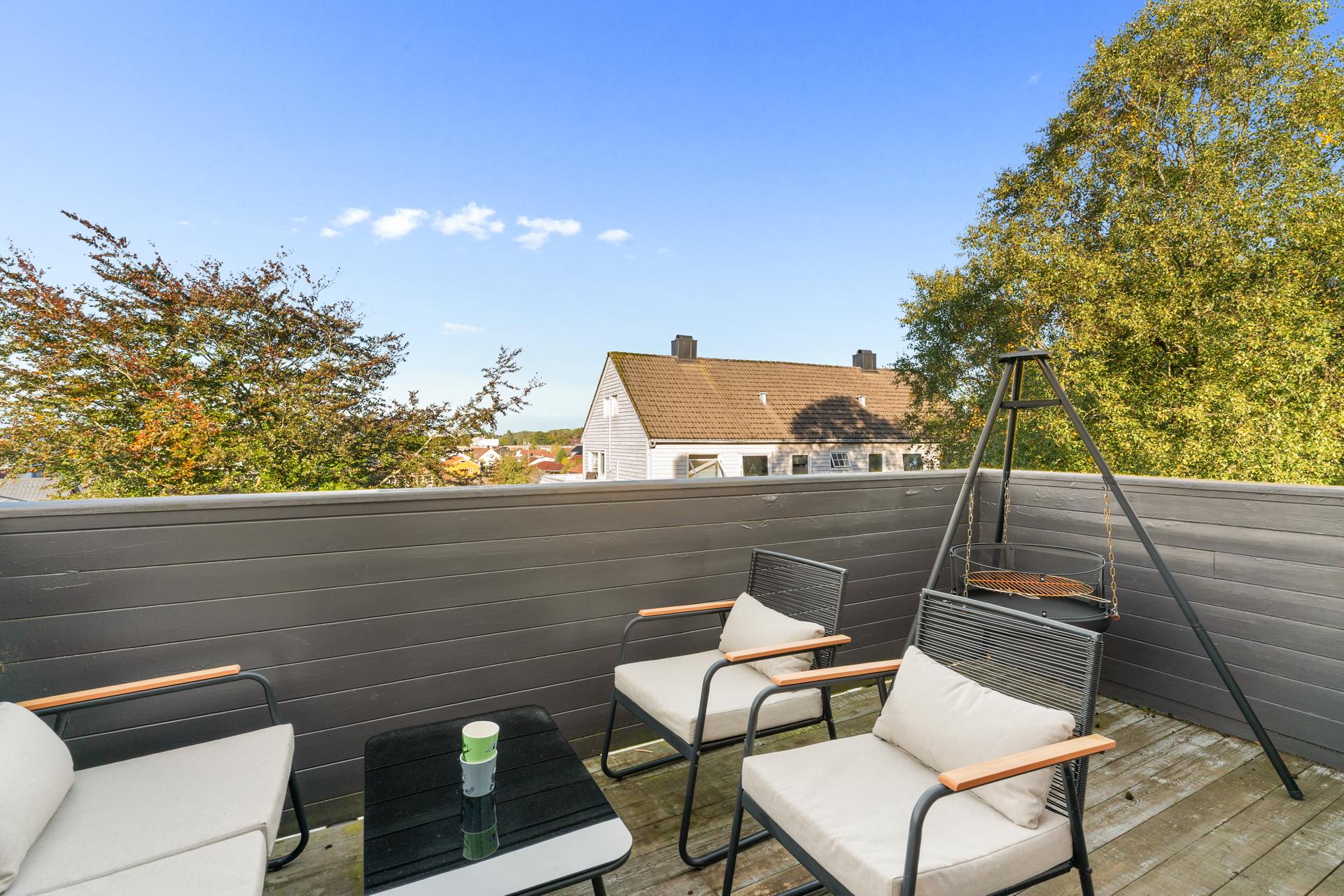 Vest-vendt balkong med gode solforhold. . Bilde nummer 2 av 3