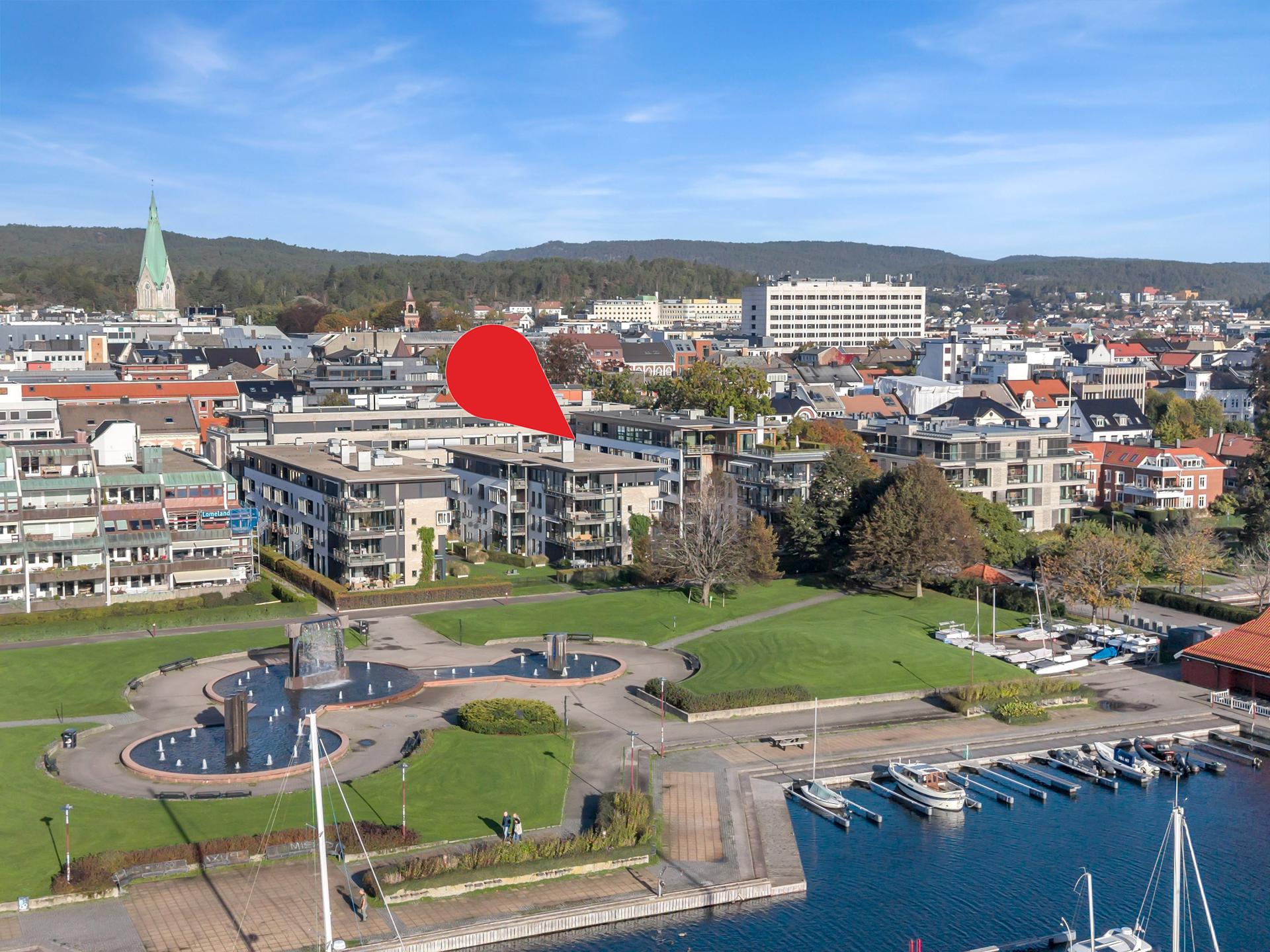 Svært attraktiv og sentral beliggenhet, like ved Strandpromenaden.. Bilde nummer 2 av 3