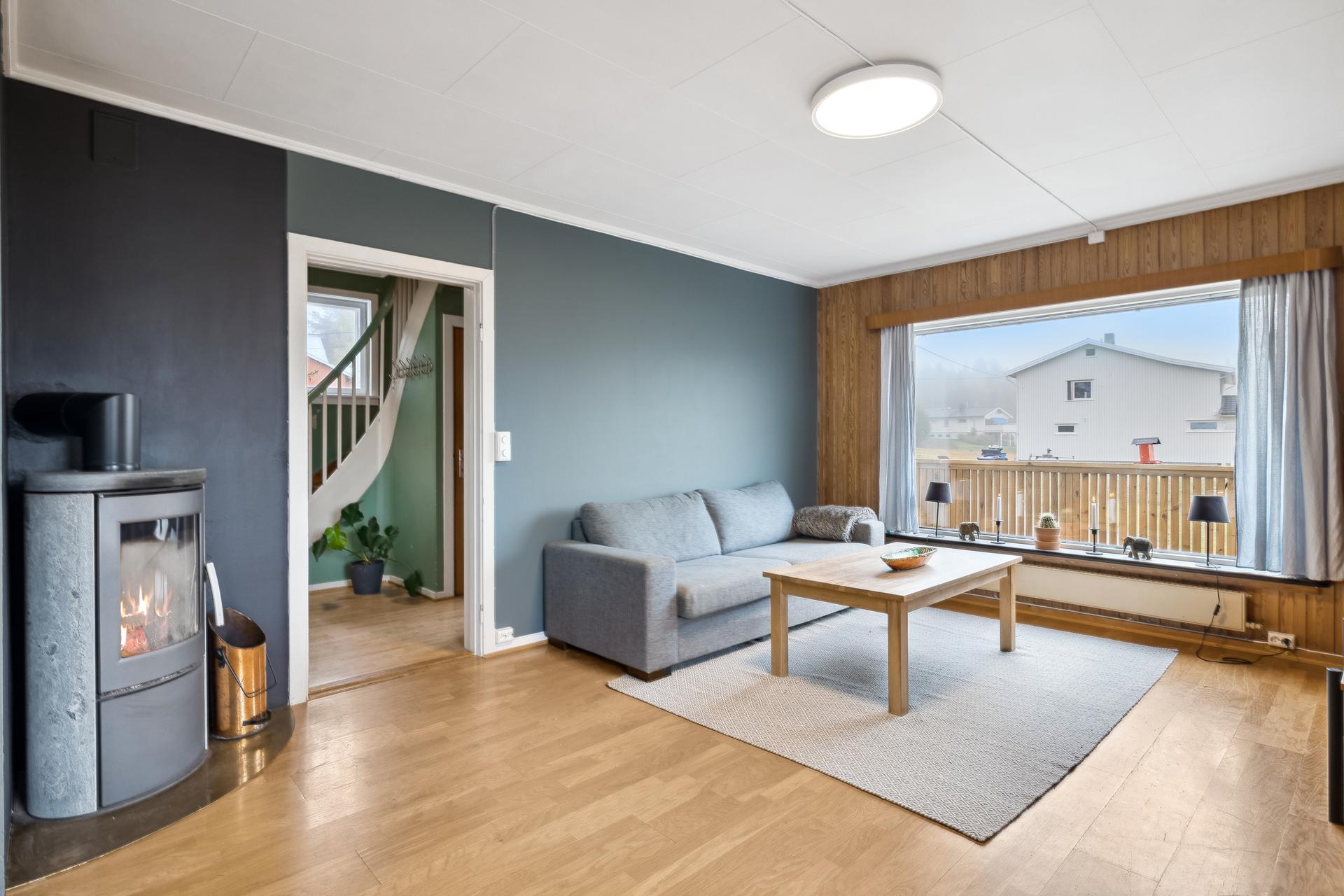 Stuen er utstyrt med både peisovn og en effektiv luft-til-luft-varmepumpe.. Bilde nummer 3 av 3