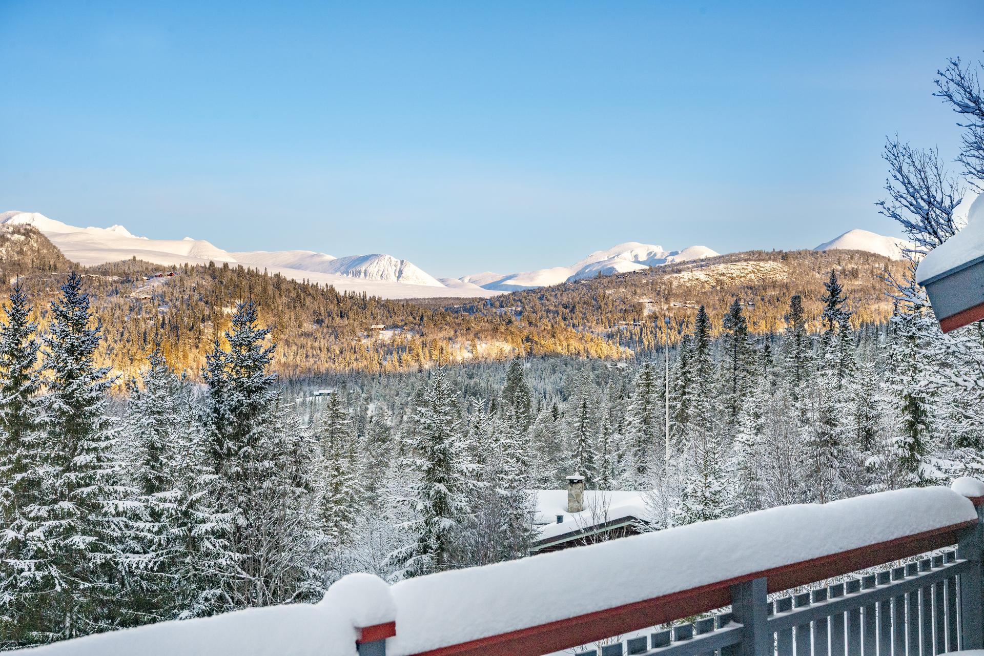 Hytta har svært flott utsikt mot flere av fjelltoppene i Rondane. . Bilde nummer 2 av 3
