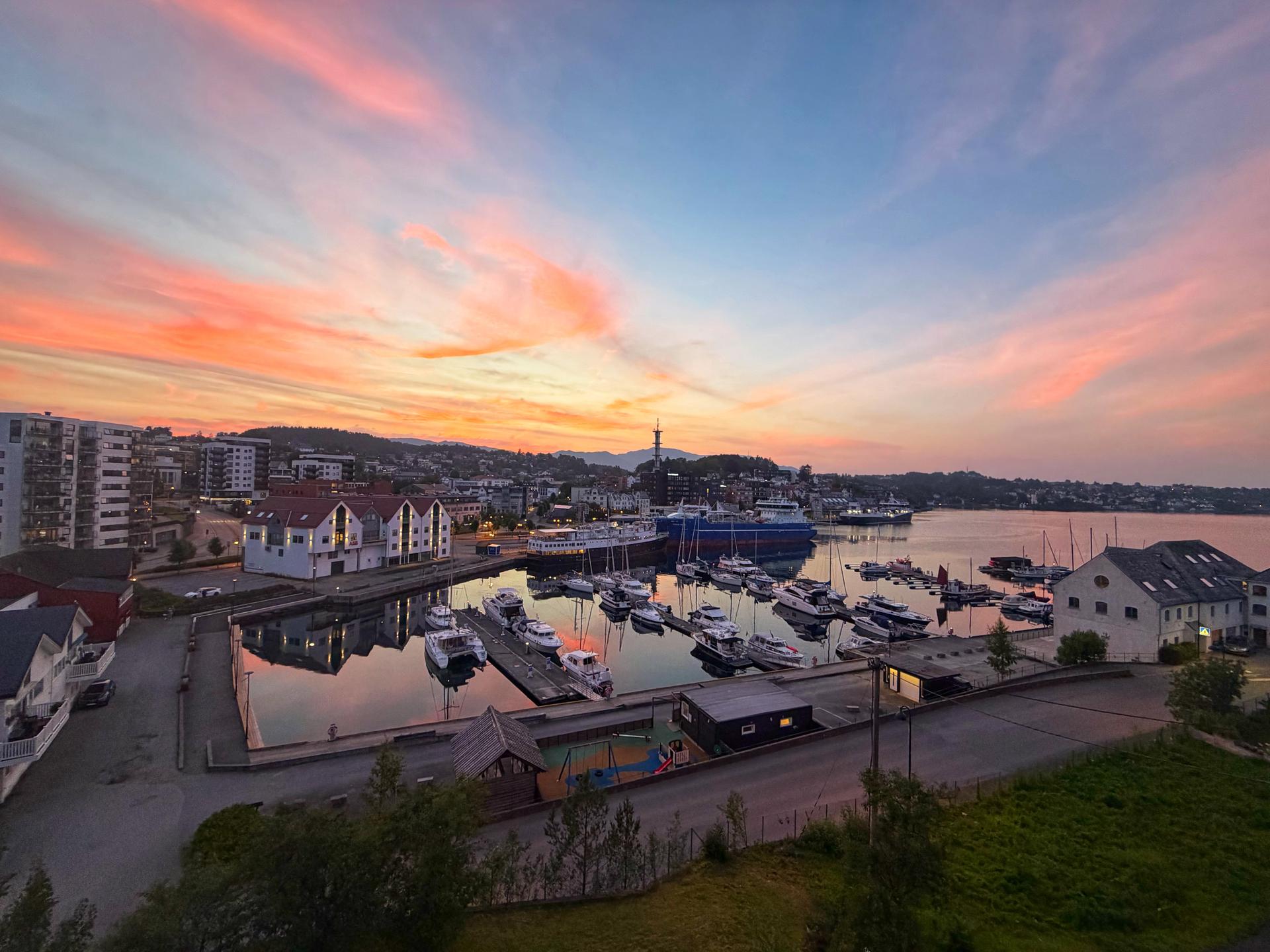 Her kan du få oppleve de nydeligste solnedgangene. Bilde nummer 3 av 3