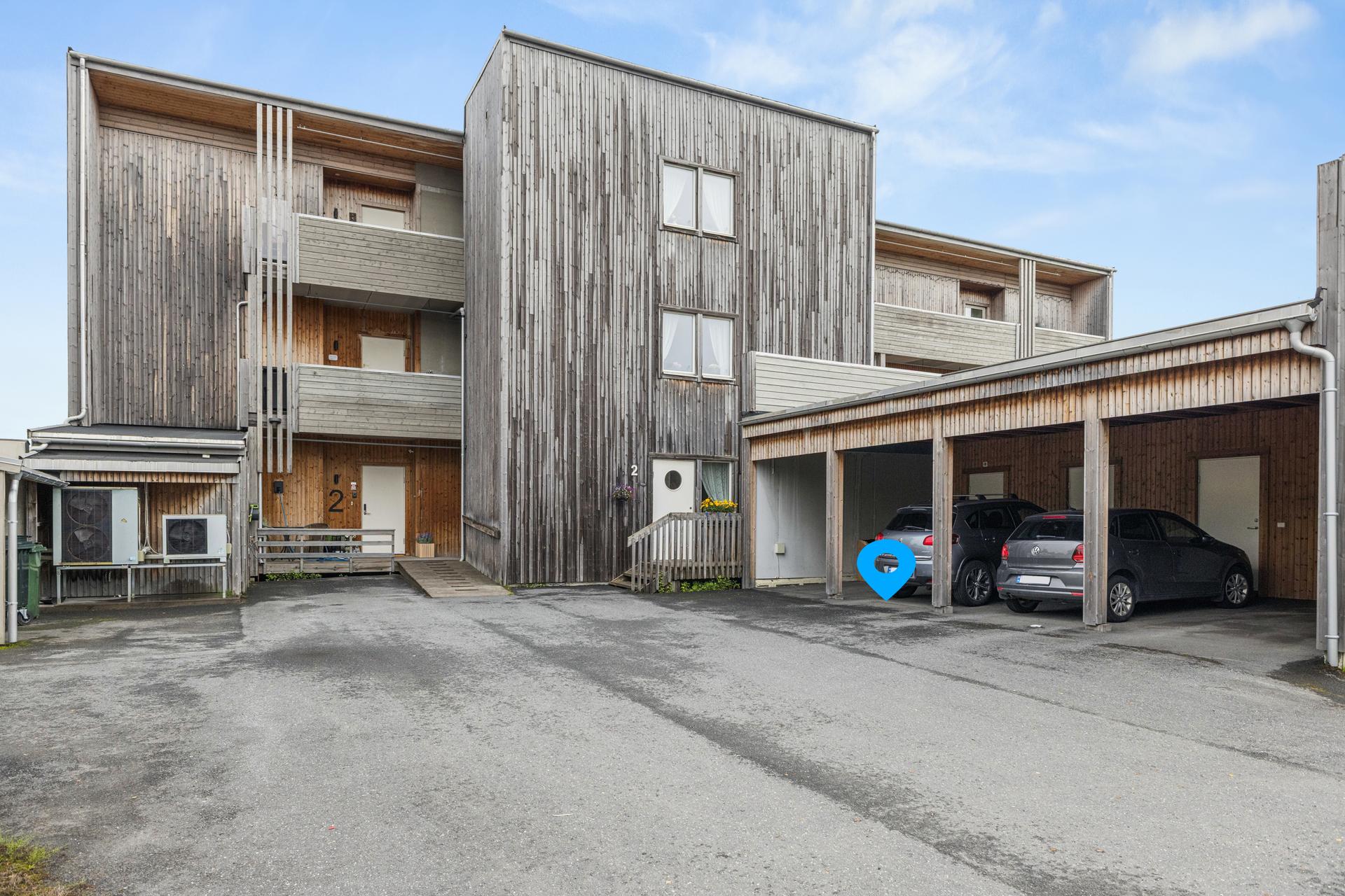 Egen carportplass og en isolert utebod på 4 m² i carportanlegget. Fra bakkeplan er det heisadkomst opp til leiligheten. . Bilde nummer 2 av 3