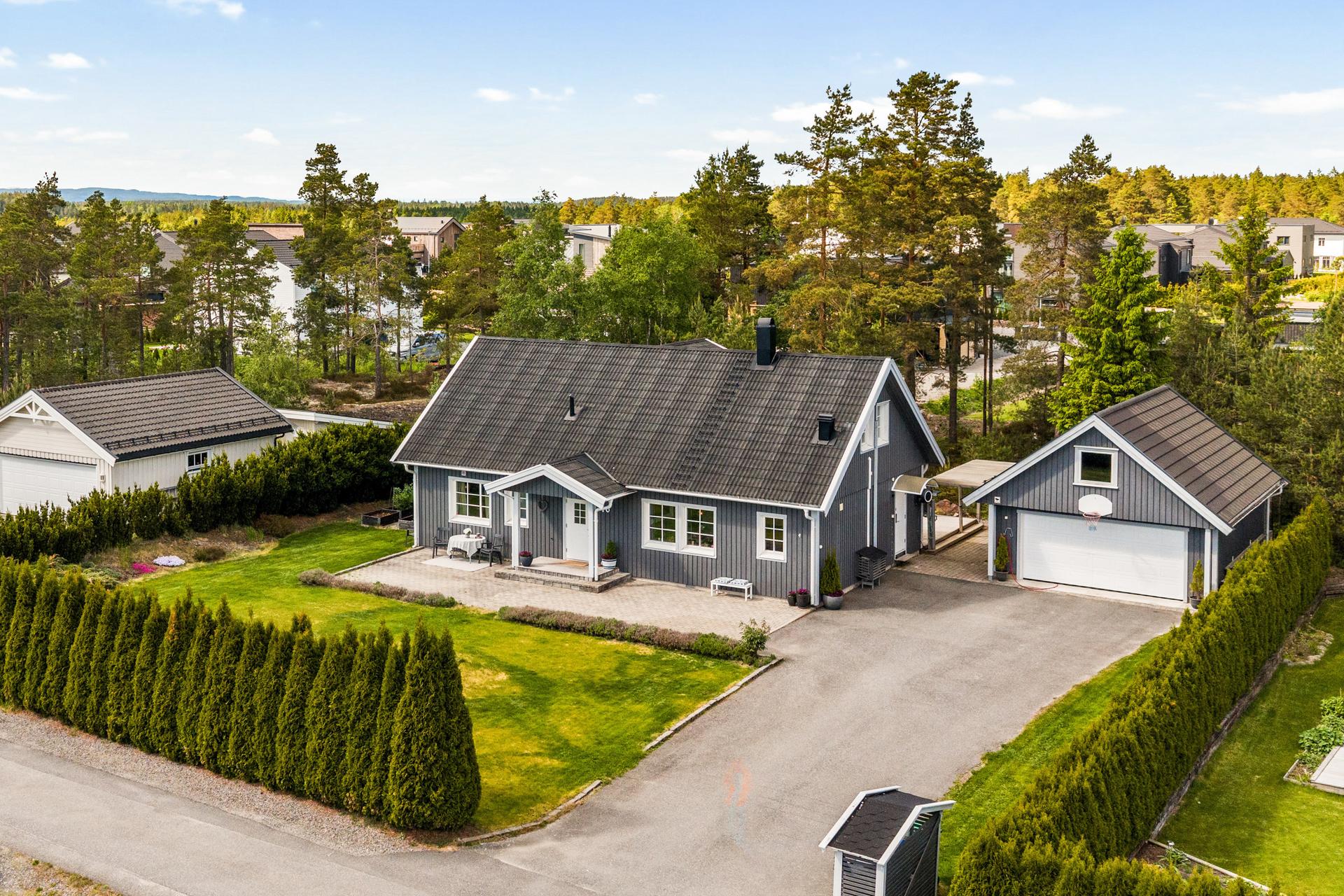 Velkommen til Folkestadtoppen 16 - En innholdsrik enebolig på en eiertomt på nesten ett mål. Dobbelgarasje som har installert elbillader.. Bilde nummer 1 av 3