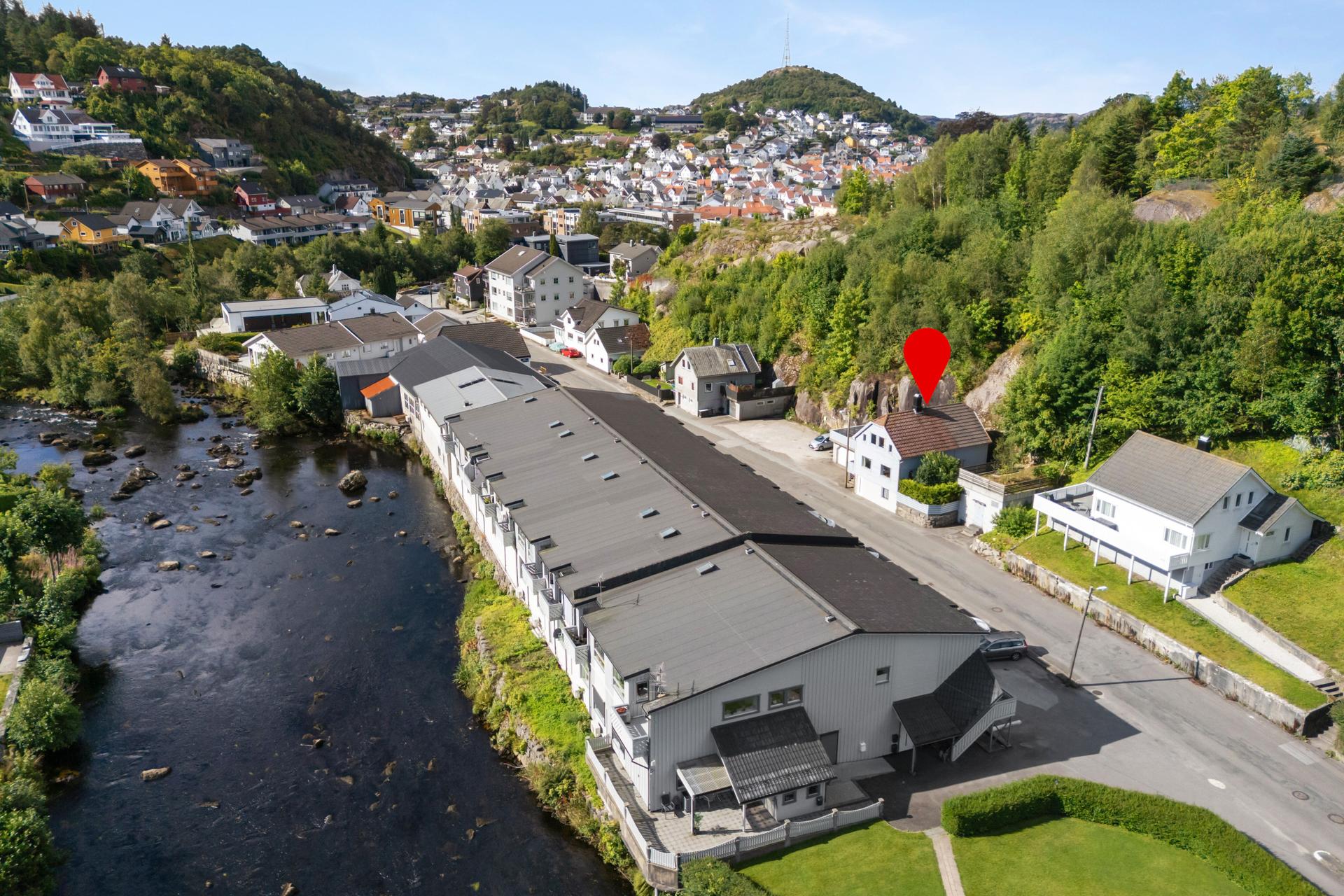 Eiendommen ligger like ved Lunde-elva, med gangavstand til Egersund sentrum.. Bilde nummer 3 av 3