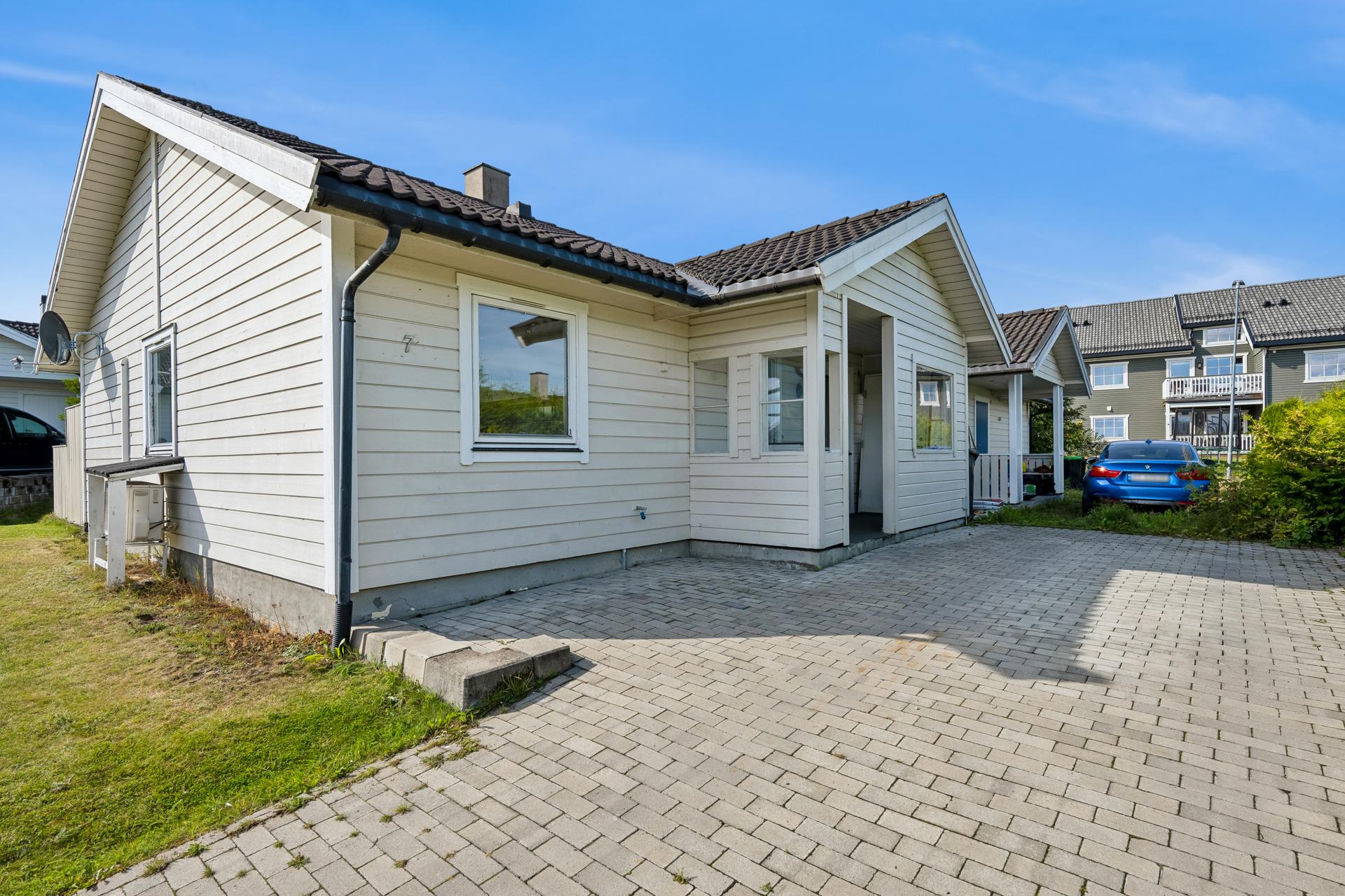 Belegningsstein på egen gårdsplass og her er det plass til parkering.. Bilde nummer 3 av 3