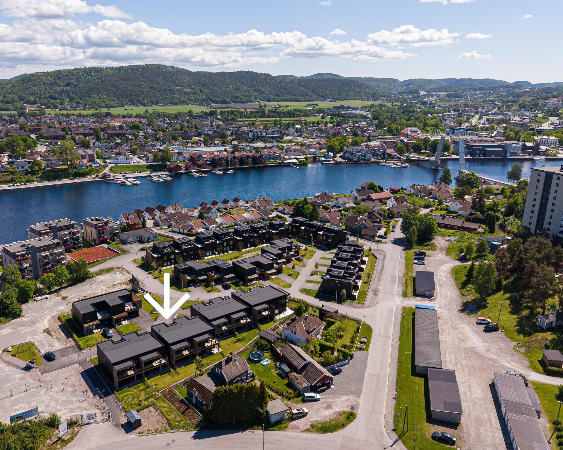 Flott og sentral beliggenhet! Den nye gangbrua, som er under bygging over elva nå, vil gjøre turen til sentrum enda kortere.. Bilde nummer 3 av 3