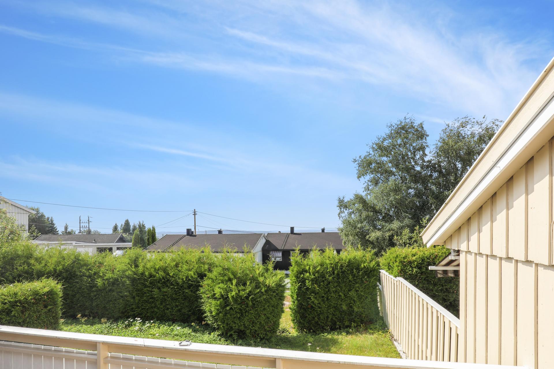 Åpen terrasse mot eiendommens hageareal.. Bilde nummer 3 av 3