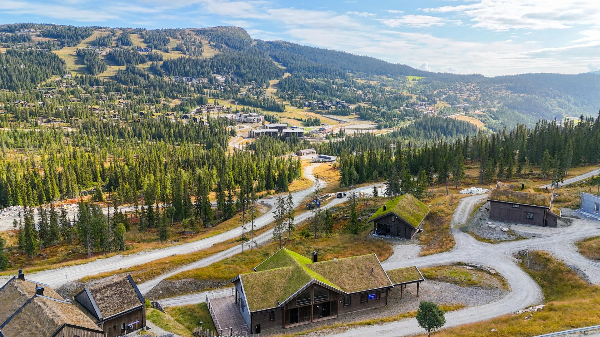 Eiendommen finner du på Varden i Kvitfjell, med kort veg til blant annet Norges største fjellområder Jotunheimen og Rondane.. Bilde nummer 3 av 3