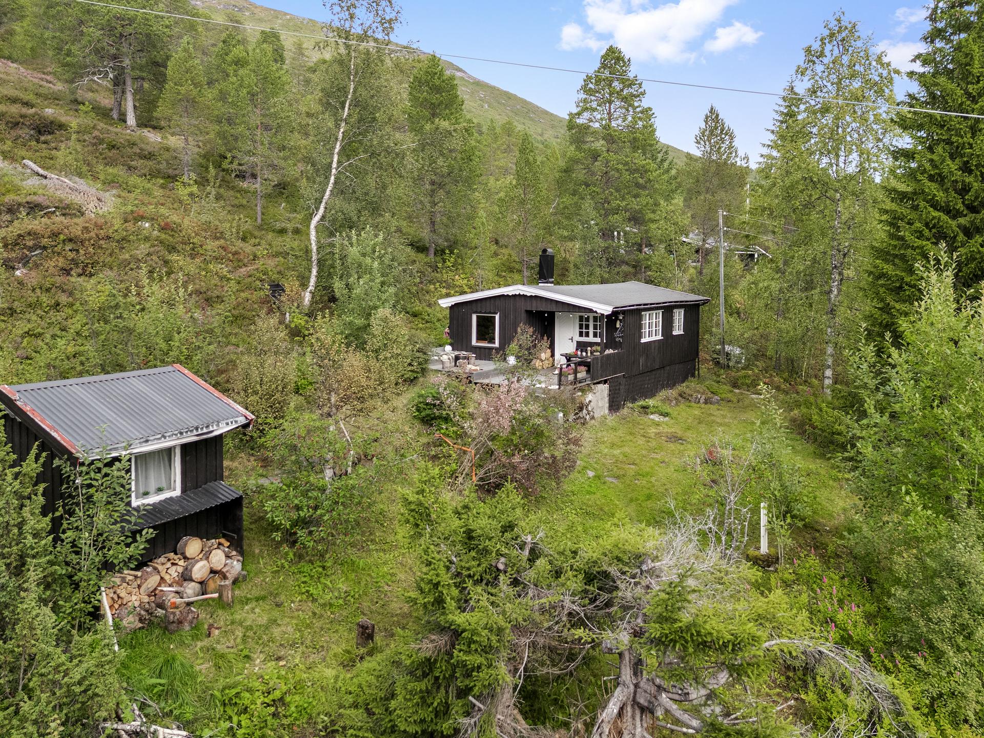 Sjarmerende og flott hytte med naturskjønn beliggenhet - nærhet til både sjø, fjell og mark!. Bilde nummer 3 av 3