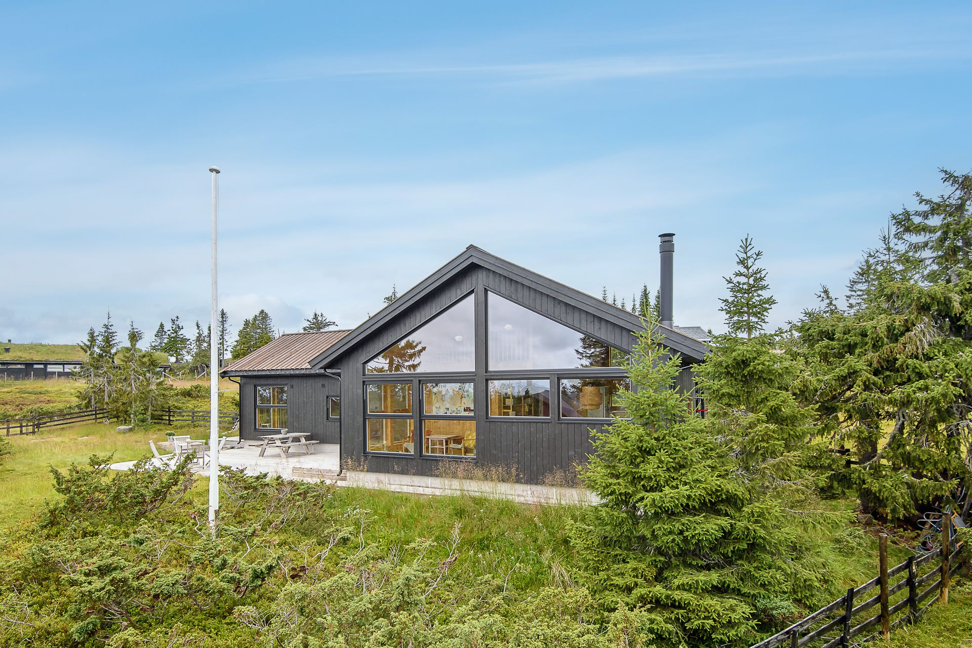 Nyere, moderne og lekker hytte med fine uteplasser og skjermet beliggehet.. Bilde nummer 2 av 3